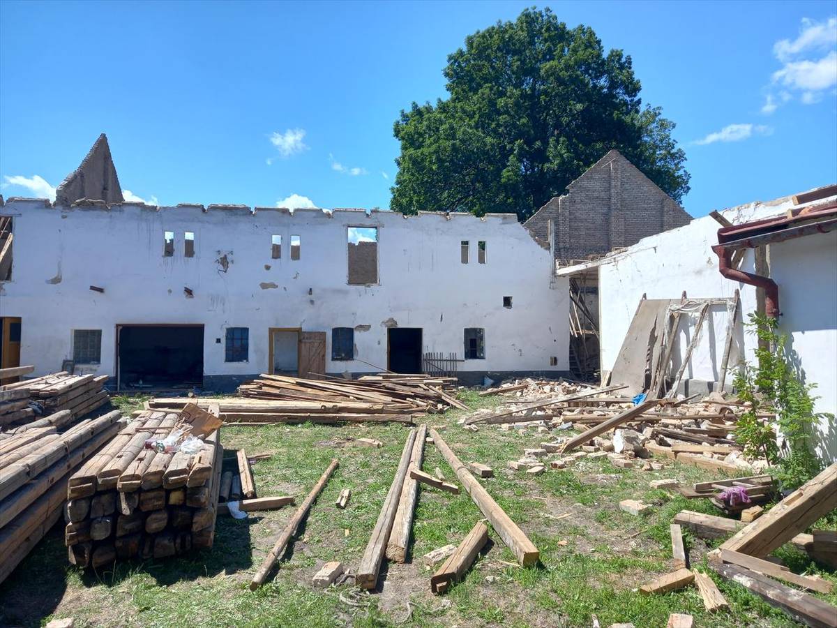 Během června byly provedeny přípravné práce pro demolici objektu, který je ve vlastnictví města Poličky (vyklizení objektu, likvidace střešní krytiny a demontáž krovu). V průběhu července a srpna provedl Záchranný útvar HZS ČR vlastní demolici. Vše probíhá za účelem získání nového prostoru pro možné umístění budoucí ...