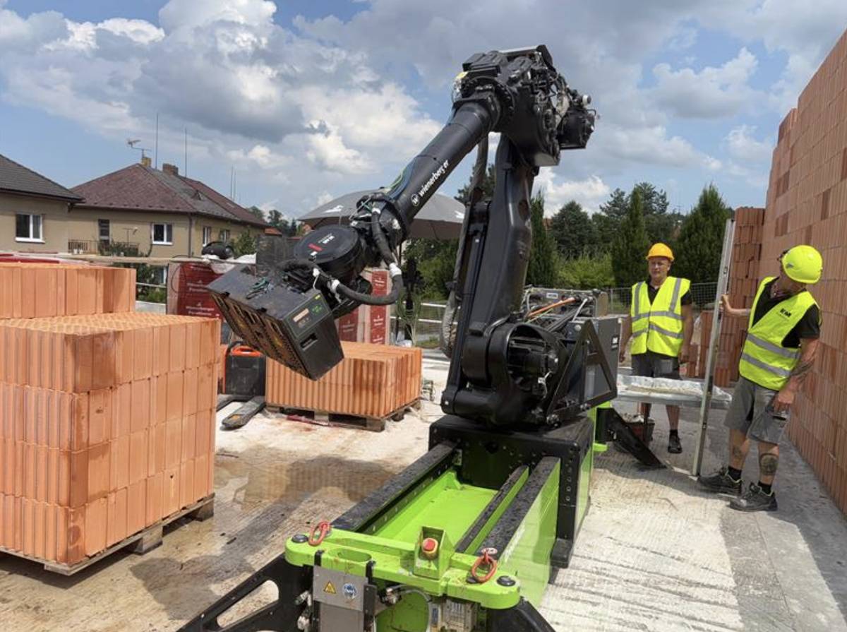 Na stavbě nové výjezdové základny Zdravotnické záchranné služby Kraje Vysočina v Humpolci začal pracovat zdicí robot. Moderní technologie pomáhá urychlit výstavbu, zvýšit přesnost a ušetřit kapacity stavebních pracovníků. Robot během přibližně 16 pracovních dnů vyzdí obě nadzemní podlaží budovy a zkrátí práce na nosném a obvodovém zdivu zhruba o osm dní. Nejde ale o náhradu zedníků – přebírá fyzicky náročnou a opakující se práci, zatímco odborné stavební činnosti zůstávají na lidech. Nová základna za více než 59 milionů korun nabídne záchranářům moderní zázemí, garáže pro sanitky i úsporné technologie, jako jsou fotovoltaika a tepelné čerpadlo. Dokončení stavby je plánováno za 16 měsíců.