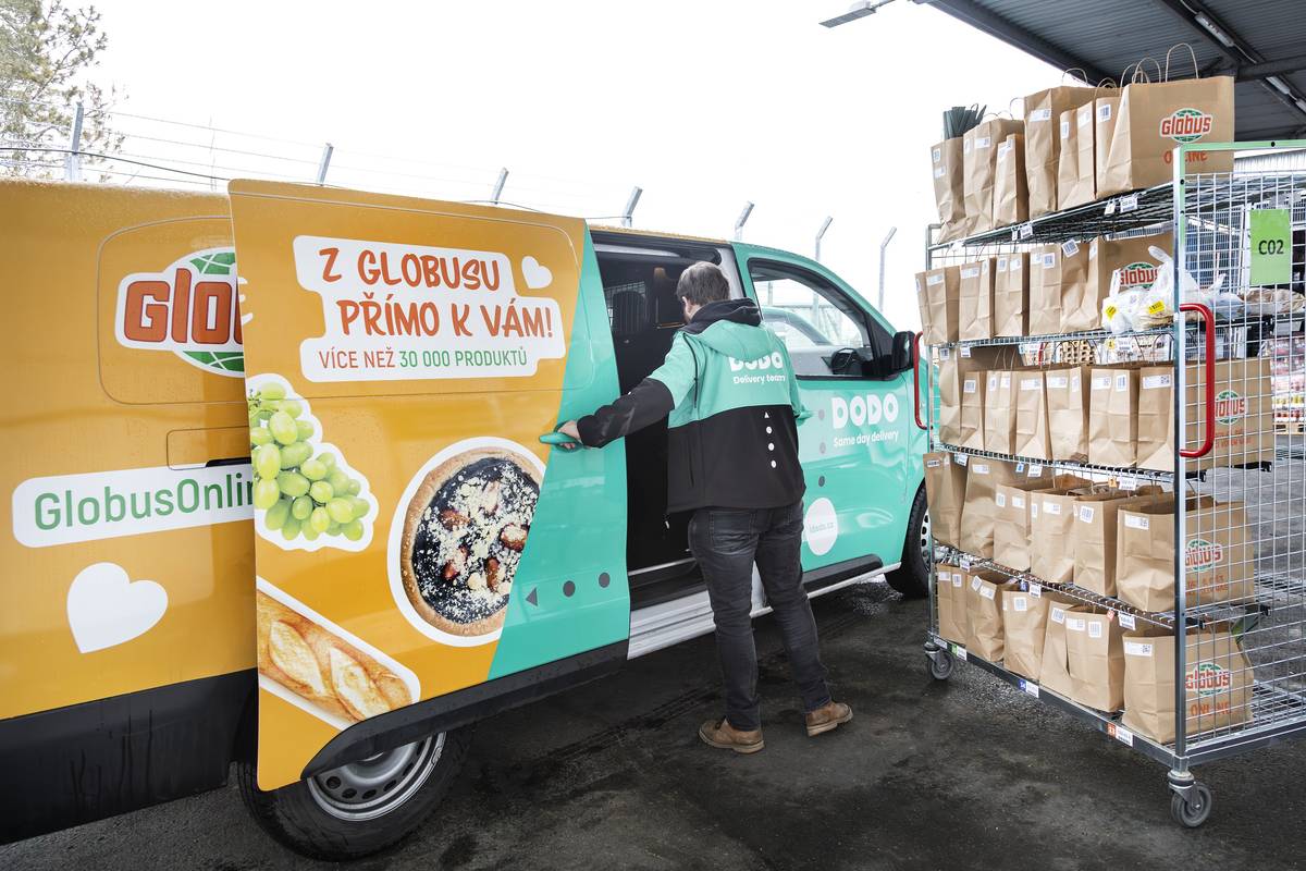 Hypermarket Globus rozšířil své online nákupy i k nám do Kojetic. Prostřednictvím služby Globus Online si můžete objednat nákup z pohodlí domova s doručením až ke dveřím.  V nabídce je přes 30 000 produktů včetně čerstvého pečiva, masa, hotových jídel a dalších výrobků z vlastní produkce Globusu. Nákup objednáte jednoduše na webu globusonline.cz nebo v zákaznické aplikaci Můj Globus.  Doručení domů je zdarma při nákupu od 1 800 Kč. Při nižší ceně se platí 99 Kč za dopravu. Minimální hodnota objednávky pro dopravu domů je 1 000 Kč.  K dispozici je také možnost osobního vyzvednutí objednávky v hypermarketu Praha-Čakovice, které ušetří čas například při cestě z práce.  Více informací najdete na: www.globusonline.cz