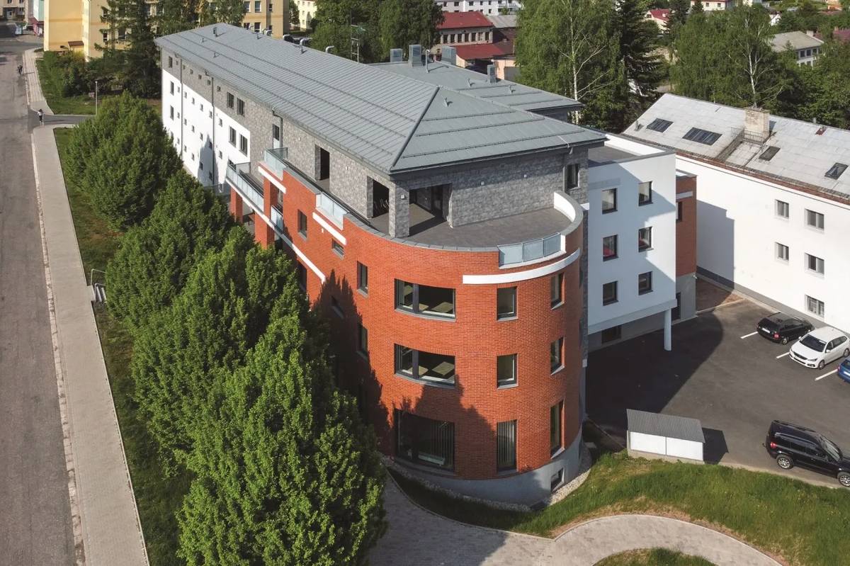Domov pro seniory Rýchorské domovy v Žacléři nabízí brigádu pomocný kuchař(ka) v termínu od 27.7. do 31.8.2026. Zájemci se mohou přihlásit na tel. 725 130 269 nebo 725 121 963.