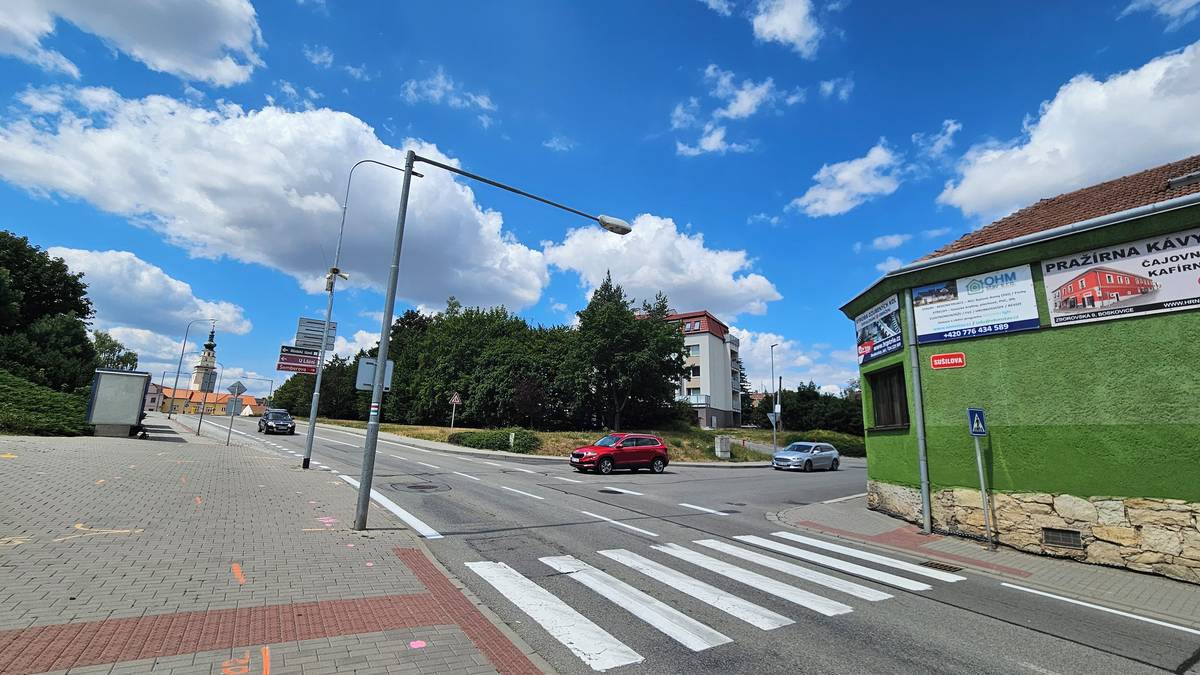 V průběhu července začne na ulici Sušilova probíhat výměna stávající vodoměrné šachty. Stavba, která je investiční akcí VODÁRENSKÉ AKCIOVÉ SPOLEČNOSTI, a. s., potrvá přibližně do konce října 2026. V souvislosti s realizací může dojít k dočasnému omezení provozu, zejména v závěrečné fázi prací, kdy bude provoz řízen světelnou signalizací. Přesný termín dopravních omezení bude upřesněn podle postupu stavby.