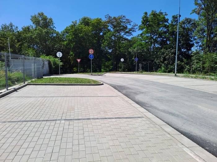 Od července 2026 mohou návštěvníci pardubické nemocnice využívat nové parkoviště. Současně však stavební práce vstupují do další etapy, která v průběhu letních prázdnin přinese další změny v organizaci dopravy.     Jaké jsou aktuální změny?  Na nové parkoviště je možný vjezd pouze přes areál nemocnice – přímý příjezd z ulice Kyjevská zatím není možný. Pro pěší i cyklisty je opět otevřena severní cesta z parku Na Vinici. Stavební práce se přesouvají do přední části lokality Kyjevská – sever. Spodní vjezd do areálu nemocnice je zatím stále průjezdný.    Co se chystá? Ve druhé polovině letních prázdnin bude kvůli pokračujícím stavebním pracím uzavřen spodní vjezd do areálu nemocnice.   Pardubický kraj a Nemocnice Pardubického kraje dlouhodobě spolupracují na rozvoji parkovacích kapacit a dopravní infrastruktury nemocničního areálu Pardubické nemocnice.     Tyto investice financované Pardubickým krajem mají za cíl: vytvořit dostatečné zázemí pro pacienty, návštěvníky i zaměstnance a současně přizpůsobit dopravní infrastrukturu rozvoji zdravotnických provozů.