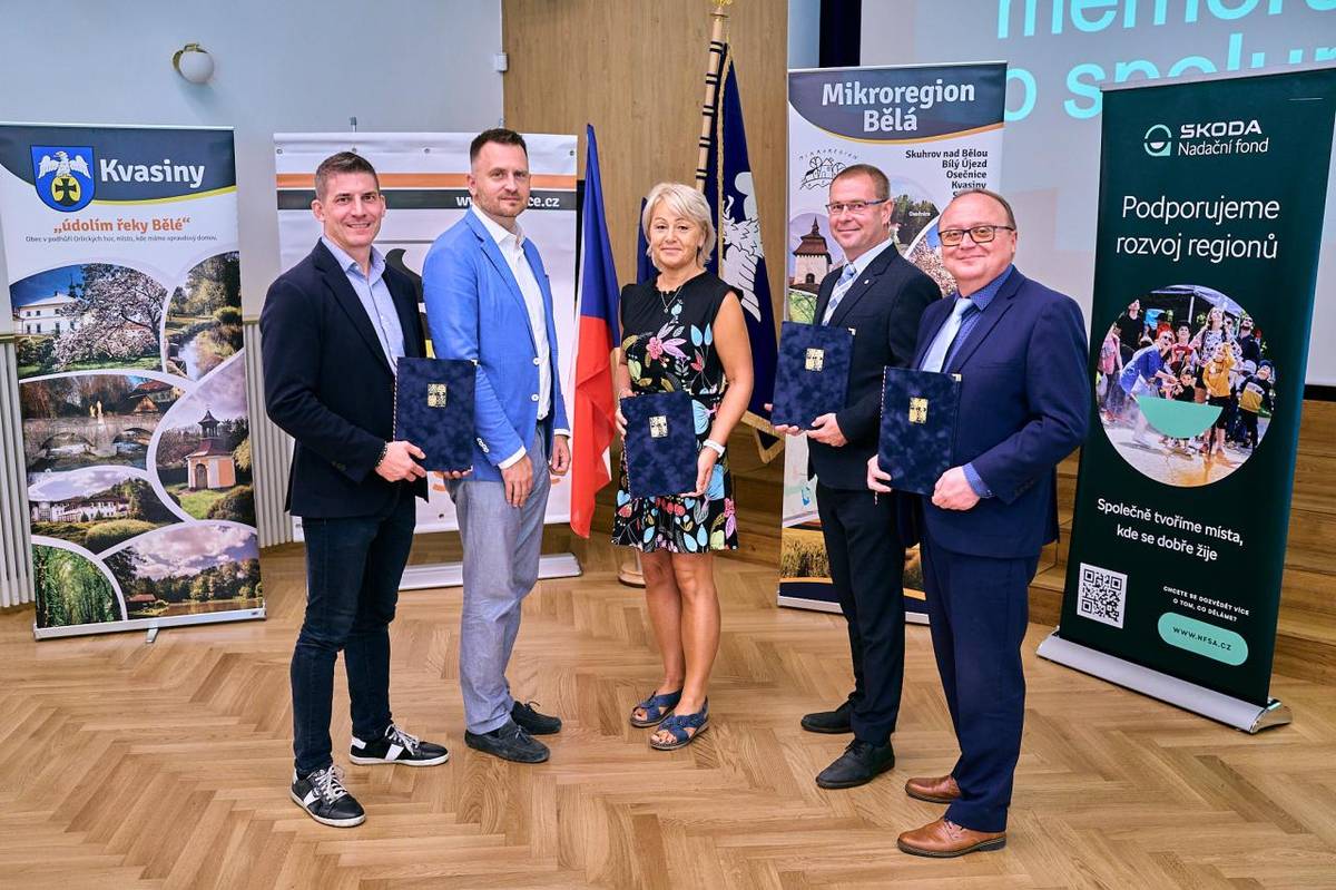 Zástupci Nadačního fondu Škoda Auto (NFŠA), města Solnice, obce Kvasiny a Dobrovolného svazku obcí (DSO) Mikroregion Bělá podepsali ve čtvrtek 16. července memorandum o spolupráci pro období 2026–2028. Navazují tak na společné projekty z minulých let a vymezují priority pro další rozvoj území.