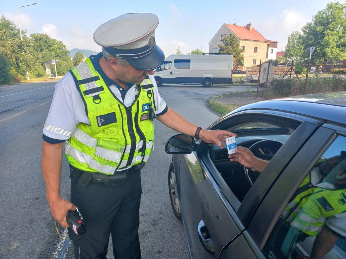 Policisté se i letos zapojili do preventivní kampaně, jejímž hlavním cílem je upozornit řidiče na nulovou toleranci alkoholu za volantem a podpořit zodpovědné chování v silničním provozu. Řidiči, kteří během dopravní kontroly splnili všechny zákonné povinnosti, byli odměněni nealkoholickým pivem.