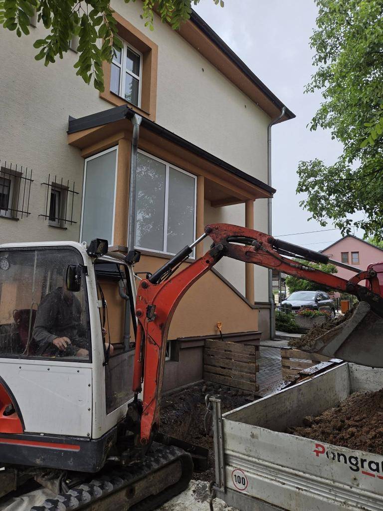 Vážení občané, dneškem začíná stavba výtahu u Obecního úřadu u nás v Hati. Hotovo by mělo být do konce září, prosíme o zvýšenou opatrnost v okolí úřadu.