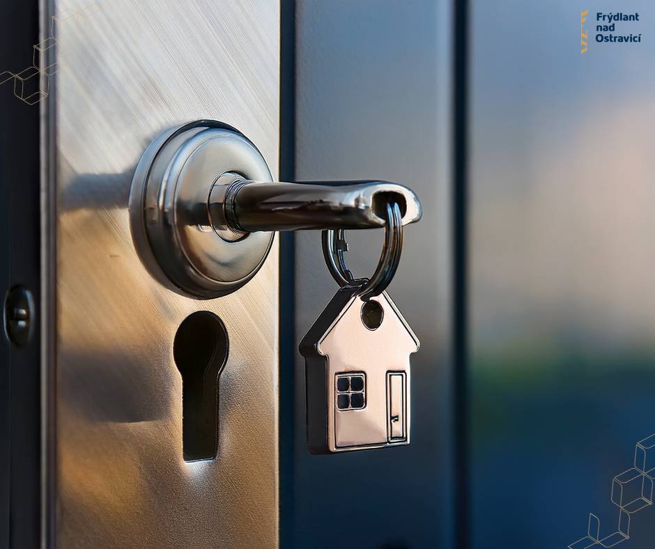 🏡 Léto je v plném proudu a mnozí z vás vyrážejí na dovolenou.   💡Než vyrazíte za odpočinkem, připomínáme několik jednoduchých tipů, které vám mohou pomoci ochránit váš domov i majetek. ✅ Zkontrolujte, zda jsou dveře i okna dobře zavřené.  ✅ Ukliďte cennosti z dohledu.  ✅ Při delší nepřítomnosti poproste někoho blízkého nebo sousedy, aby se u vás občas zastavili. ☀️ Přejeme vám krásné slunečné dny, spoustu zážitků a pohodovou dovolenou. 🌴😊