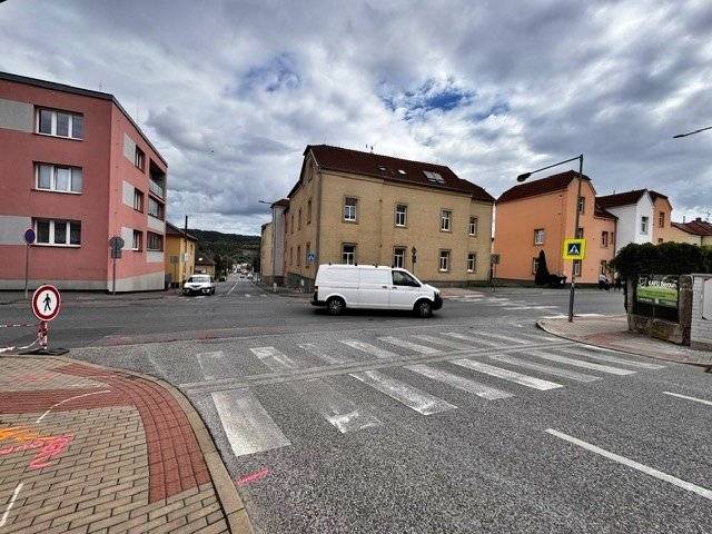 Město Beroun zahajuje významnou investici do bezpečnosti a plynulosti městské dopravy. V křižovatce ulic Kollárova a Jungmannova začne od středy 29. července výstavba nové světelné signalizace. Stavební práce si vyžádají dočasná dopravní omezení, která potrvají do druhé poloviny srpna. „Křižovatka ulic Kollárova x Jungmannova patří k frekventovaným úsekům Berouna. Výstavba nové světelné křižovatky přinese zásadní zlepšení dopravní situace pro všechny účastníky provozu, zvýší se bezpečnost chodců, usnadní se výjezd z ulic a sníží riziko dopravních nehod,“ uvedl místostarosta Michal Mišina. Stavební práce spojené se zřízením světelné křižovatky budou rozděleny do dvou navazujících etap, aby dopad na dopravu byl co nejmenší. 1. etapa potrvá od 29. 7. do 13. 8. a bude se týkat Kollárovy ulice směrem k Preislerově ulici. 2. etapa potrvá od 12. do 21. 8. a proběhne v horním úseku Kollárovy ulice směrem k ulici Vorlova. V úseku stavebních prací dojde k částečnému zúžení vozovky na jeden jízdní pruh se střídavým průjezdem a úpravou přednosti v jízdě. Prosíme řidiče o zvýšenou opatrnost a sledování přechodného dopravního značení. Vybrané úseky chodníků v ulicích Kollárova a Jungmannova budou dočasně uzavřeny. Pro pěší jsou vyznačeny bezpečné obchozí trasy v okolních ulicích, např. ul. Zvonařova, Dobrovského a Preislerova. Plánovaná realizace křižovatky řízené semafory přinesla nejprve negativní reakce místních obyvatel. „Na jejich obavy, které vyústily v petici, jsme se snažili reagovat a jejich připomínky, které bylo možné řešit, jsme akceptovali nebo se snažili najít vhodné řešení,“ dodal Michal Mišina.
