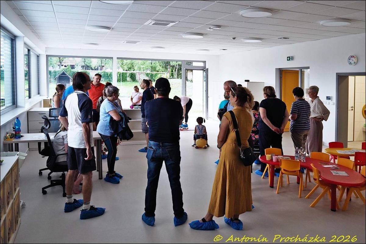 Ve středu 22.07.2026 ve Chvalkovicích na Hané proběhlo slavnostní otevření dětské skupiny Klubíček Chvalkovice.  Dětská skupina sídlí v nově postavené budově, jejíž výstavba začala na podzim loňského roku a byla zkolaudována v květnu tohoto roku. Financováno z prostředků Evropské unie.