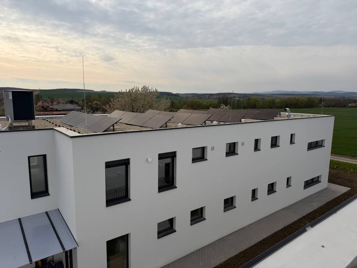 Nezisková organizácia WiseCare n. o. otvára od 1. septembra 2026 v obci Čerenčany nové Zariadenie pre seniorov rodinného typu, ktoré bude poskytovať celoročnú pobytovú sociálnu službu v modernom a bezbariérovom prostredí. Naším cieľom je vytvoriť miesto, kde sa seniori budú cítiť bezpečne.