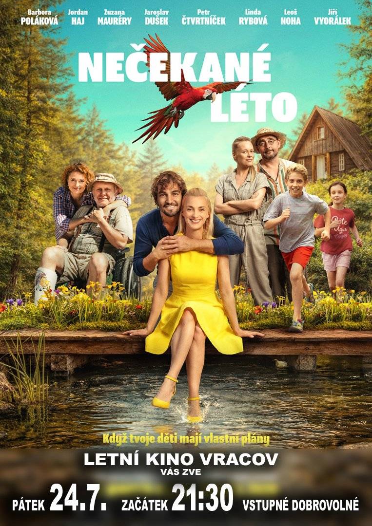 🎬 Městský kulturní klub Vracov Vás zve do letního kina! 🌌 📅 Dnes v pátek 24. 7. 2026 promítáme novou českou komedii Nečekané léto ☀️🎭. ⏰ Začátek promítání je ve 21:30 hodin 🌙. 🍿 Občerstvení zajištěno 🥤. 🎟️ Vstupné dobrovolné 💛. Před dětskou vynalézavostí neobstojí žádné plány dospělých. To zjistí i Denisa (Bára Poláková), když její pečlivě připravovaná cesta na italské pobřeží záhy končí v zapadlém českém kempu. Zatímco se urputně snaží vrátit vše do původních kolejí, obě její děti si rychle najdou cestu k Petrovi (Jordan Haj), který těch pár lesních chatek v romantickém zákoutí Svatojánských proudů nedobrovolně spravuje. Spolu s ratolestmi početné a kempováním ostřílené rodiny Petráskových (Linda Rybová a Jiří Vyorálek) tak zažívají nejen nečekaná prázdninová dobrodružství, ale úspěšně hatí jak svůj odjezd, tak i Denisiny životní plány. Svým nemalým dílem k tomu přispějí i dva stárnoucí trampové (Petr Čtvrtníček a Leoš Noha) a svérázní Petrovi rodiče (Zuzana Mauréry a Jaroslav Dušek). Zkrátka, když se vám všechny plány hroutí jeden za druhým, není už načase přestat plánovat? Hrají: Barbora Poláková, Jordan Haj, Linda Rybová, Jiří Vyorálek, Zuzana Mauréry, Jaroslav Dušek, Petr Čtvrtníček, Leoš Noha, Tomáš Klus, Daniel Pečenka