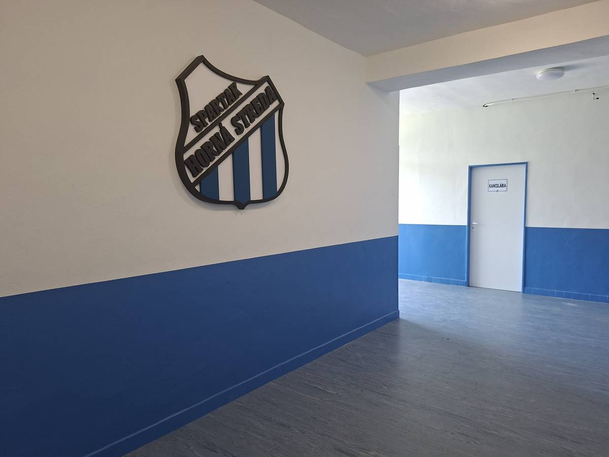 S radosťou vám oznamujeme, že sme úspešne dokončili rekonštrukciu vnútorných priestorov futbalového štadióna. Projekt bol financovaný z vlastných finančných prostriedkov obce. V rámci rekonštrukcie boli zmodernizované šatne, sprchy a sociálne zariadenia, vymenili sa podlahy, osadili nové vchodové a interiérové dvere a obnovili sa ďalšie vnútorné priestory. Výsledkom je moderné, bezpečné a dôstojné zázemie pre všetkých, ktorí štadión využívajú. Veríme, že zrekonštruované priestory budú dlhé roky slúžiť všetkým športovcom, najmä našim deťom a mládeži. Naším cieľom je vytvárať prostredie, v ktorom budú mať dobré podmienky na športovanie, osobný rozvoj a budovanie priateľstiev. Aj naďalej chceme pokračovať v investíciách, ktoré prinášajú dlhodobý úžitok celej našej obci. starostka