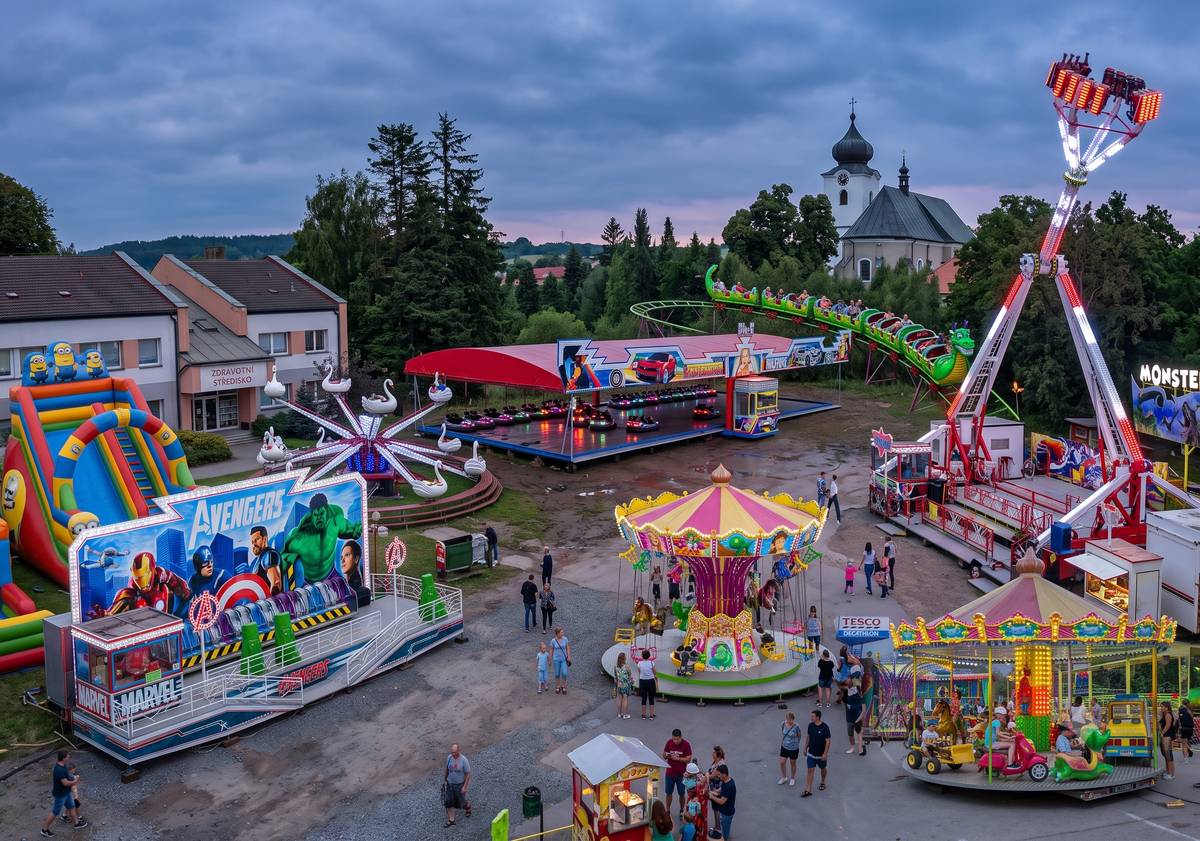 Lunapark Vysočina připravil pro malé, velké i celé rodiny víkend plný zábavy při Svatojakubské pouti. 🎠 Atrakce za skvělé ceny 🚗 Autodrom – **70 Kč / 2 osoby** 🦢 Labutě – **50 Kč / osoba** 🪑 Lavice – **60 Kč / osoba** 🎢 Bobová dráha – **60 Kč / osoba** ⚡ Extrem – **80 Kč / osoba** 🏰 Skákací hrad – **40 Kč / dítě** 🎡 Malý řetízkový kolotoč – **40 Kč / dítě** 🎠 Kolotoč – **40 Kč / dítě** 👧 Další atrakce pro nejmenší – **od 40 Kč / dítě**   🕝 Otevíráme v pátek od 14:30 hodin.   Přijďte si užít skvělou pouťovou atmosféru, spoustu zábavy a atrakce pro malé i velké za příznivé ceny.   Těšíme se na vaši návštěvu!
