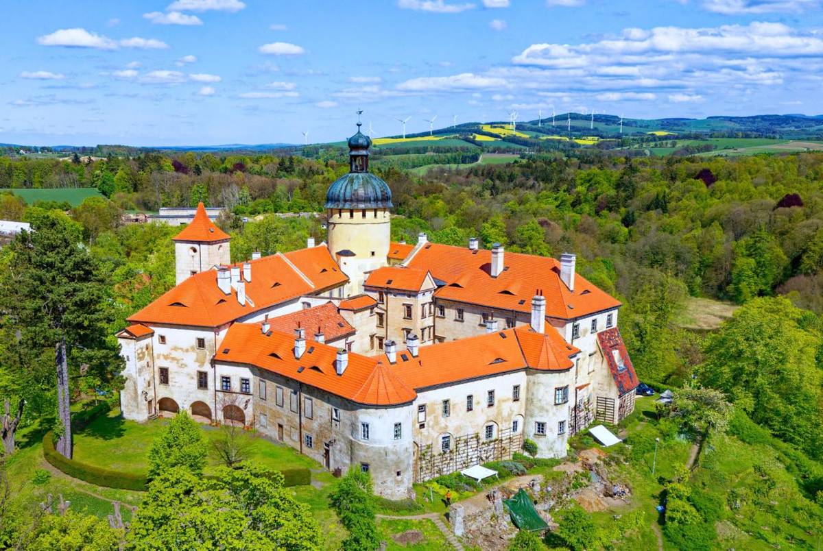 1. srpna, 9 - 17 hodin .Chystáme pro vás program pro celou rodinu: šermířská vystoupení, dobová hudba, kouzelnická show i pohádka pro děti...Vstupné : základní: 240 Kč,   snížené: 190 Kč (senioři 65+, mládež 18 - 21 let, ZTP),   děti (6-17): 70 Kč , děti do 6 let: zdarma .