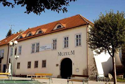 Muzeum ve Šlapanicích zve všechny malé i velké návštěvníky na novou výstavu Mezi světy – Skřítkové a víly, která je otevřena do 25. října 2026.