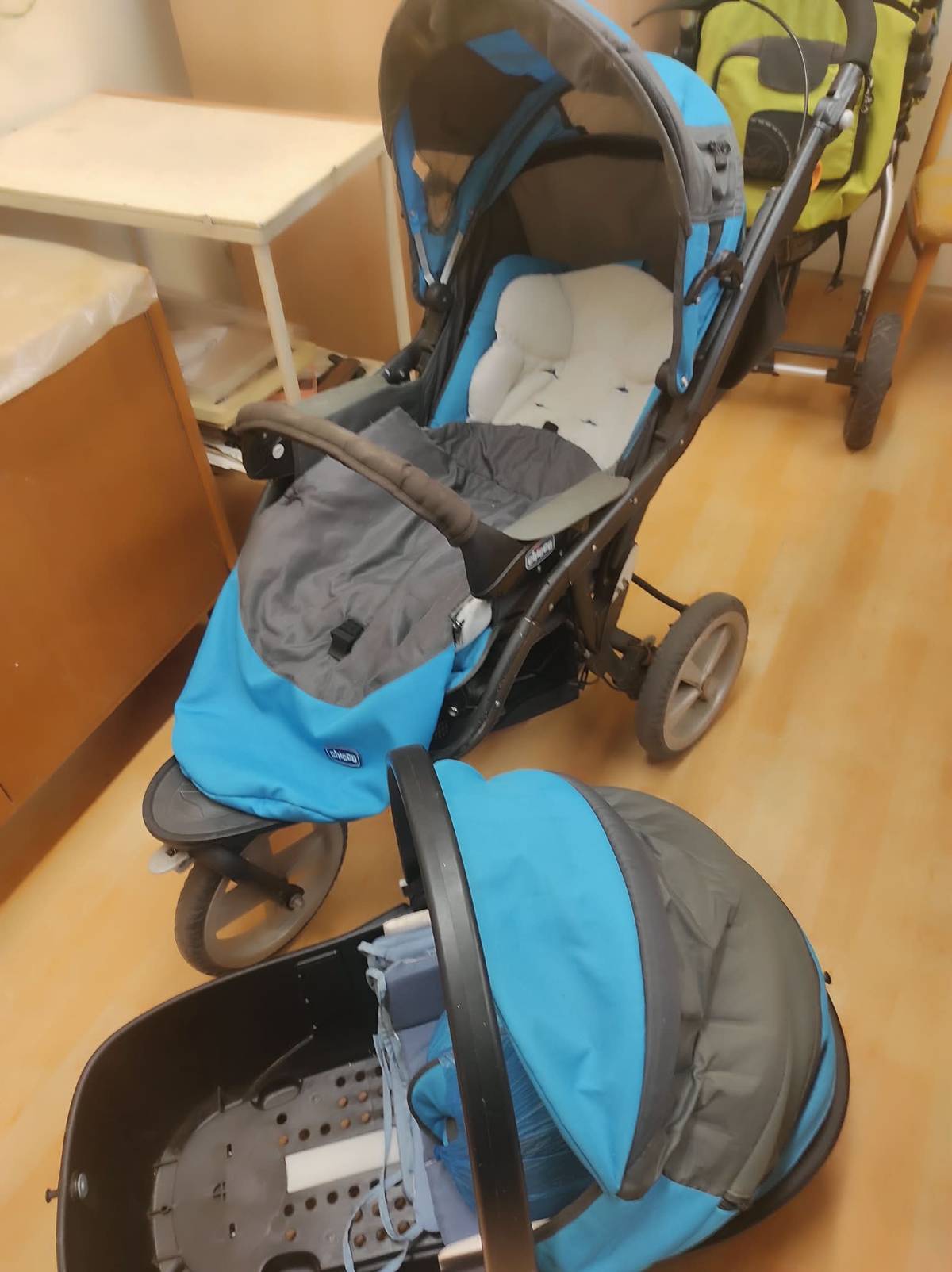 Místní knihovna Dolní Studénky nabízí celkem čtyři kočárky a jednu tříkolku.  Kočárky jsou všechny používané a v hezkém stavu. Je nutno určitě umýt a vše vyprat. Tři kočárky jsou v kombinaci - hluboká korba a sporťák. Jeden kočárek pouze jako hluboká korba.   Kočárky jsou vhodné na zahradu nebo jako druhý kočárek třeba k babičce a dědovi na víkendy.  Kočárky je možno si prohlédnout v půjčovní době knihovny a to každé úterý od 15:00 hodin do 16:30 hodin nebo v pátek od 14:30 hodin do 16:30 hodin.  Kočárky i tříkolka jsou nabízeny zdarma, nejlépe pro rodiče samoživitele, kteří kočárek potřebují a nemají dostatek financí.  Více informací je možno získat na emailu: remesova@dolnistudenky.cz