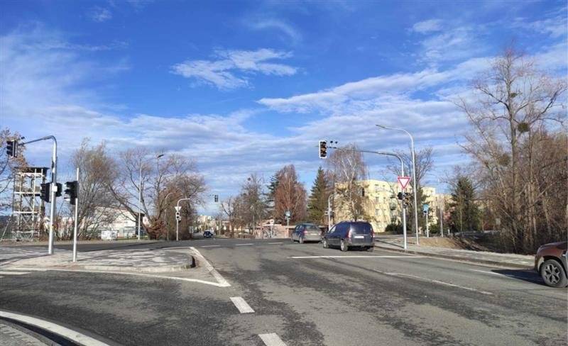 🚦 Upozorňujeme řidiče a chodce, že na křižovatce ulic Frýdecká a Sokolovská došlo k poruše světelné signalizace. Na odstranění závady a opravě semaforů se již intenzivně pracuje, aby byl provoz co nejdříve navrácen do běžného režimu. Prosíme všechny řidiče i chodce, aby při průjezdu a přecházení tohoto úseku dbali zvýšené opatrnosti, respektovali dopravní značení a řídili se pravidly přednosti v jízdě. Děkujeme za pochopení a trpělivost.