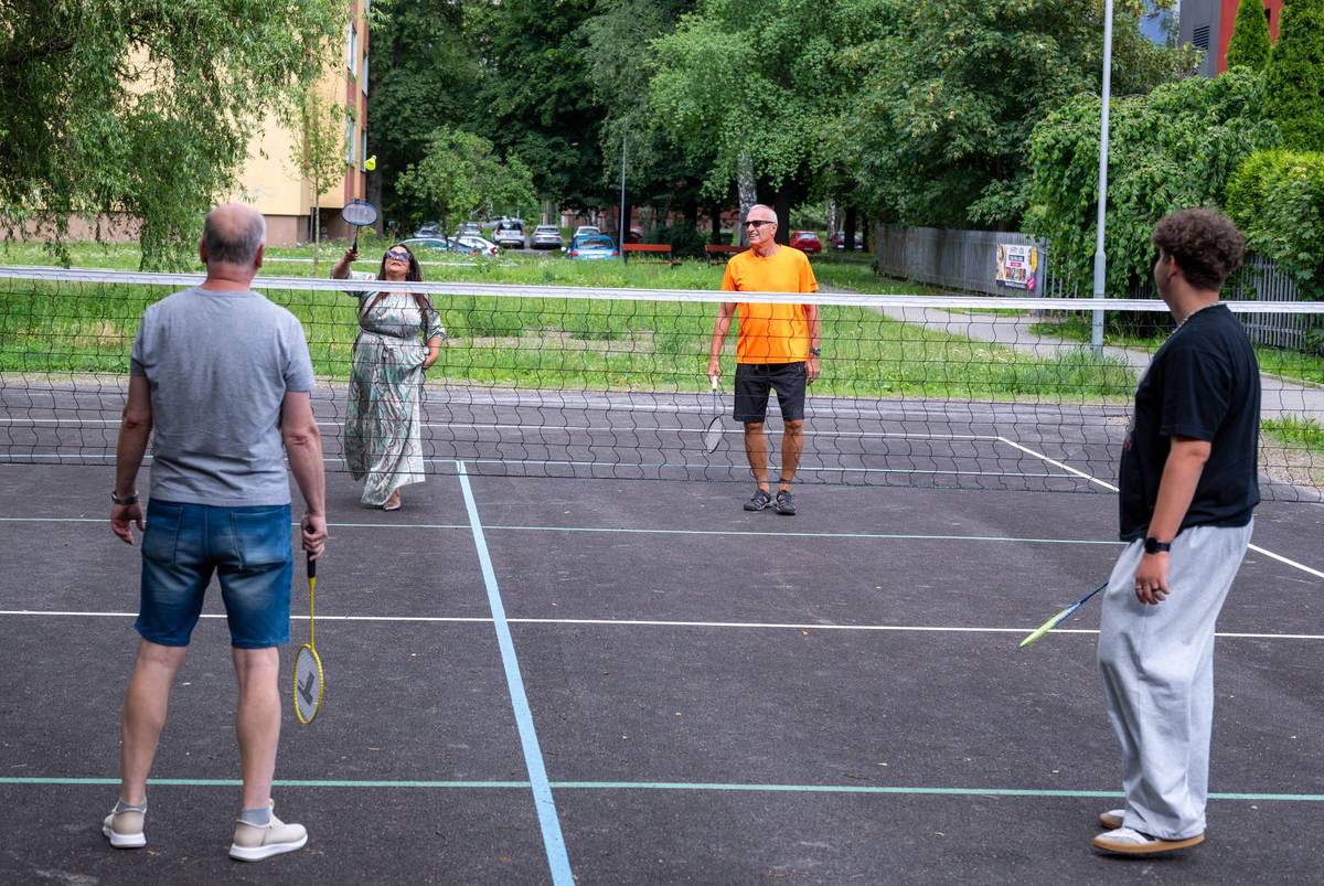 Obyvatelé Hrabůvky mají k dispozici nové sportovní zázemí. Ve středu 22. července se slavnostně otevřelo zrekonstruované badmintonové a volejbalové hřiště u domu Františka Hajdy 11. Projekt s názvem Hajdy na badminton navrhla obyvatelka Hrabůvky Šárka Zubková. „Původní sportovní plocha s rozpraskaným asfaltem byla nevyhovující pro aktivní trávení volného času. Rekonstrukcí vznikl prostor vhodný nejen pro badminton a volejbal, ale i k hrám menších dětí,“ popisuje autorka projektu. Nové sportoviště vzniklo díky participativnímu rozpočtu Náš Jih a bude sloužit především obyvatelům okolních domů. „Ne každá změna musí stát desítky milionů korun, aby byla pro obyvatele přínosem. Někdy stačí opravit jedno hřiště, které bude každý den plné dětí, rodin nebo lidí, kteří si přijdou rekreačně zahrát badminton. Právě takové projekty dělají z našeho obvodu lepší místo pro život,“ říká místostarostka Ostravy-Jihu Martina Jarošková. Projekt Hajdy na badminton je jedním z desítek úspěšně realizovaných návrhů participativního rozpočtu, který umožňuje obyvatelům aktivně se podílet na proměně veřejného prostoru ve svém okolí. Více se dočtete na: https://nasjih.cz/