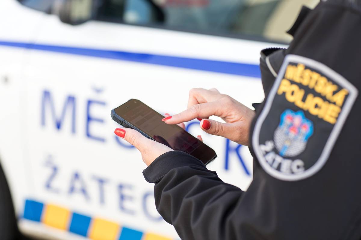 Městská policie Žatec upozorňuje občany na výskyt podvodných SMS zpráv, které vyzývají k zaplacení údajné pokuty za parkování. Součástí zprávy bývá odkaz na webové stránky, kde jsou požadovány údaje o platební kartě a další osobní informace. Městská policie Žatec žádné výzvy k úhradě pokut prostřednictvím SMS zpráv nezasílá. Pokud takovou zprávu obdržíte:  neklikejte na přiložené odkazy, nezadávejte údaje o své platební kartě ani osobní údaje, zprávu smažte.  V případě, že jste na odkaz klikli nebo poskytli požadované údaje, neprodleně kontaktujte svou banku a věc oznamte Policii České republiky. Buďte obezřetní a chraňte své osobní a finanční údaje. Městská policie Žatec 🚔