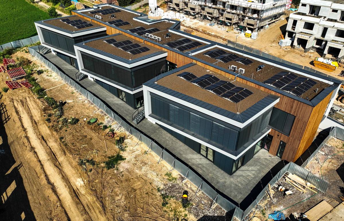 Nová mateřská škola v ulici Konopíkova na Velkém sídlišti má za sebou kolaudaci a nejpozději začátkem října by měla přivítat první děti. Rozšíří tak berounské předškolní kapacity o dalších šest tříd se 168 místy.  Budova byla od počátku navržena jako pasivní objekt s důrazem na energeticky úsporný provoz. Právě tento koncept pomohl městu získat dotaci ze Státního fondu životního prostředí přesahující 60 milionů korun.  Než se provoz naplno rozběhne, je ještě potřeba dovybavit interiéry a dokončit úpravy okolí školky. „Od developera jsme získali několik metrů pozemku navíc. Pozemek je ve svahu, proto jej srovnáme a vybudujeme opěrnou zeď. Díky tomu rozšíříme zahradu a  děti získají větší prostor pro hry a venkovní aktivity,“ vysvětlil místostarosta Michal Mišina.  Zápis do nové mateřské školy Od 24. srpna do 8. září bude probíhat zápis k předškolnímu vzdělávání. Každý zákonný zástupce prostřednictvím internetových stránek mateřské školy vyplní elektronickou žádost, která bude zpřístupněna od 24. srpna do 4. září. Ve dnech 7. a 8. září od 13:00 do 17:00 pak proběhne řádný zápis do MŠ a budou přijímány žádosti o přijetí k předškolnímu vzdělávání v nové budově Mateřské školy Na Máchovně v ředitelně školy. Při této příležitosti bude možné prohlédnout si interiér budovy. Všechny informace k zápisu najdete zde