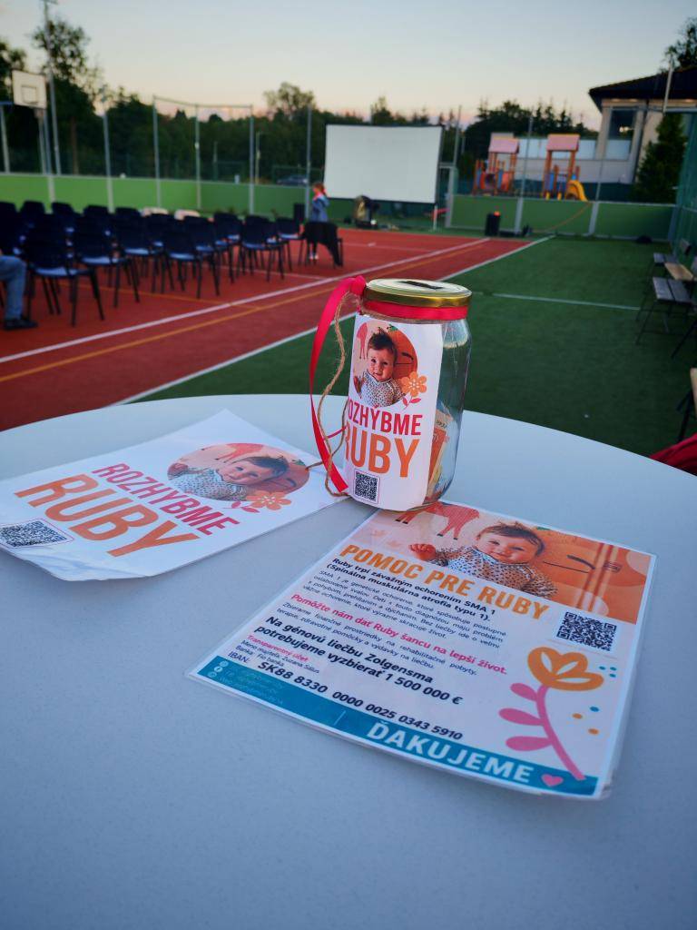 V piatok 24.7.2026 sa konalo letné kino v Bešeňovej, ktoré bolo spojené so zbierkou pre dievčatko RUBY z Turika, ktoré ma vážnu chorobu SMA typu 1. Vďaka skvelým ľuďom sa podarilo vyzbierať 251,80€ a RUBY sme na účet poslali 260€ hneď po skončení akcie. Ďakujeme všetkým ❤️