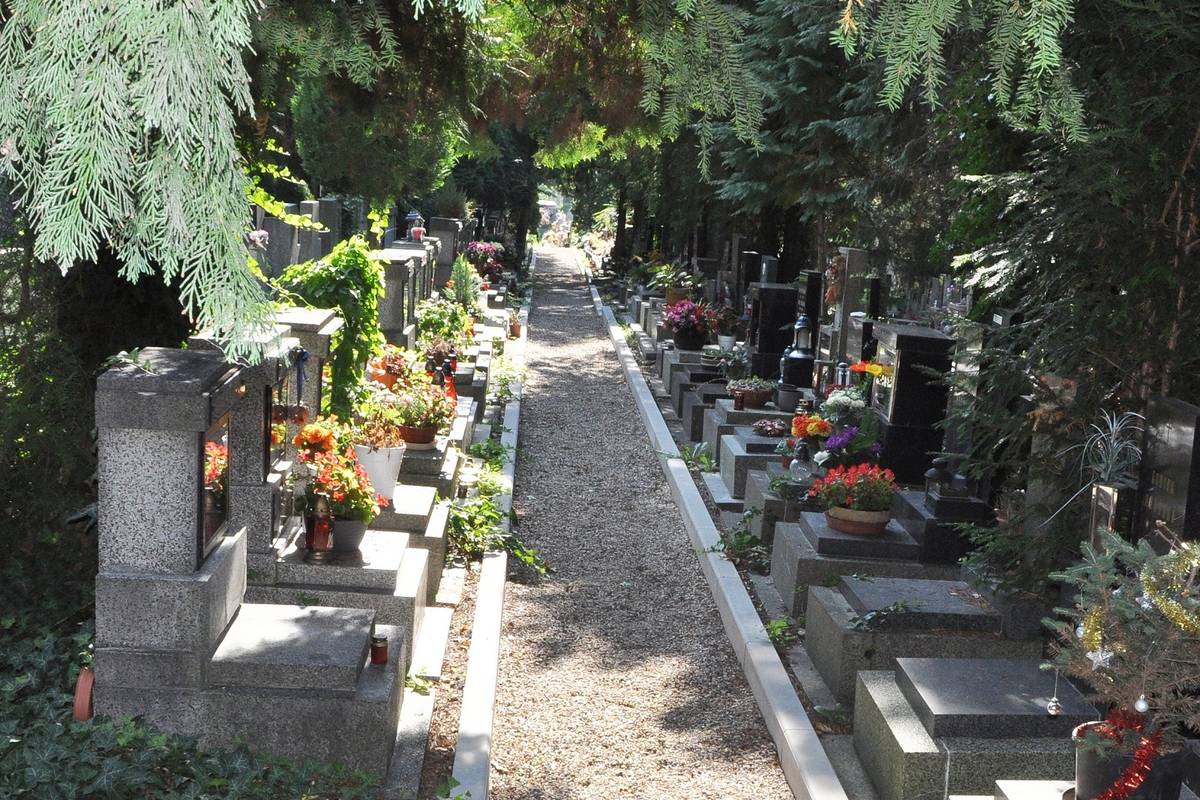 Kancelář správy městského hřbitova v Litoměřicích bude od pondělí 27. do pátku 31. července pro veřejnost uzavřena. Důvodem je chystaná revize hrobových míst v terénu. Děkujeme za pochopení.