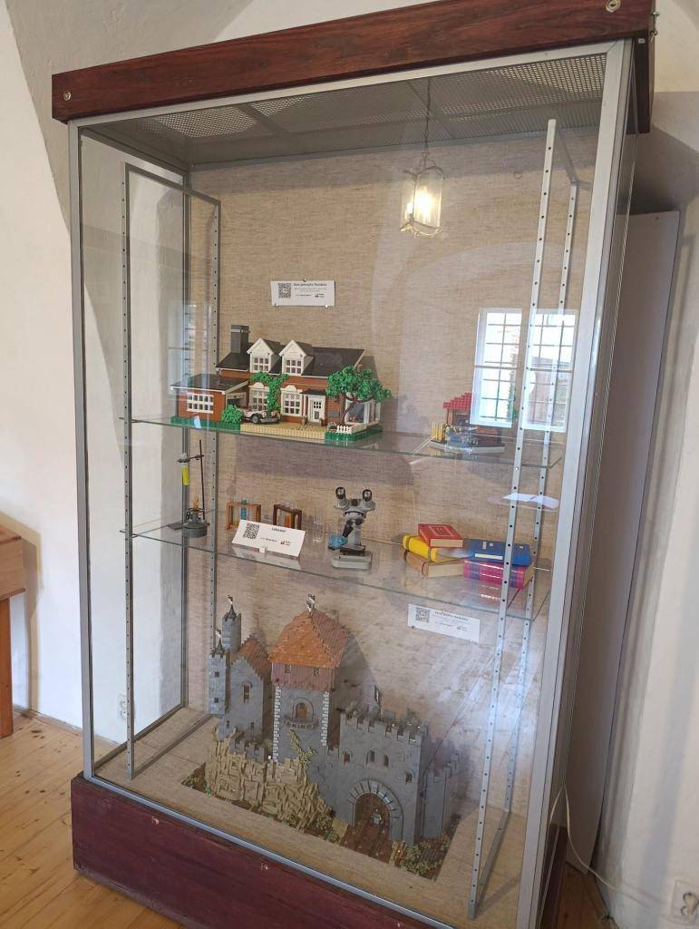 Výstava Lego mistra stavitele bude v muzeu Josefa Hyláka do konce příštího týdne omezena z technických důvodů. Doporučujeme návštěvníkům sledovat aktuální informace a plánovat svou návštěvu s ohledem na toto omezení. Děkujeme za pochopení a těšíme se na vaši návštěvu v plném rozsahu. Omlouváme se za