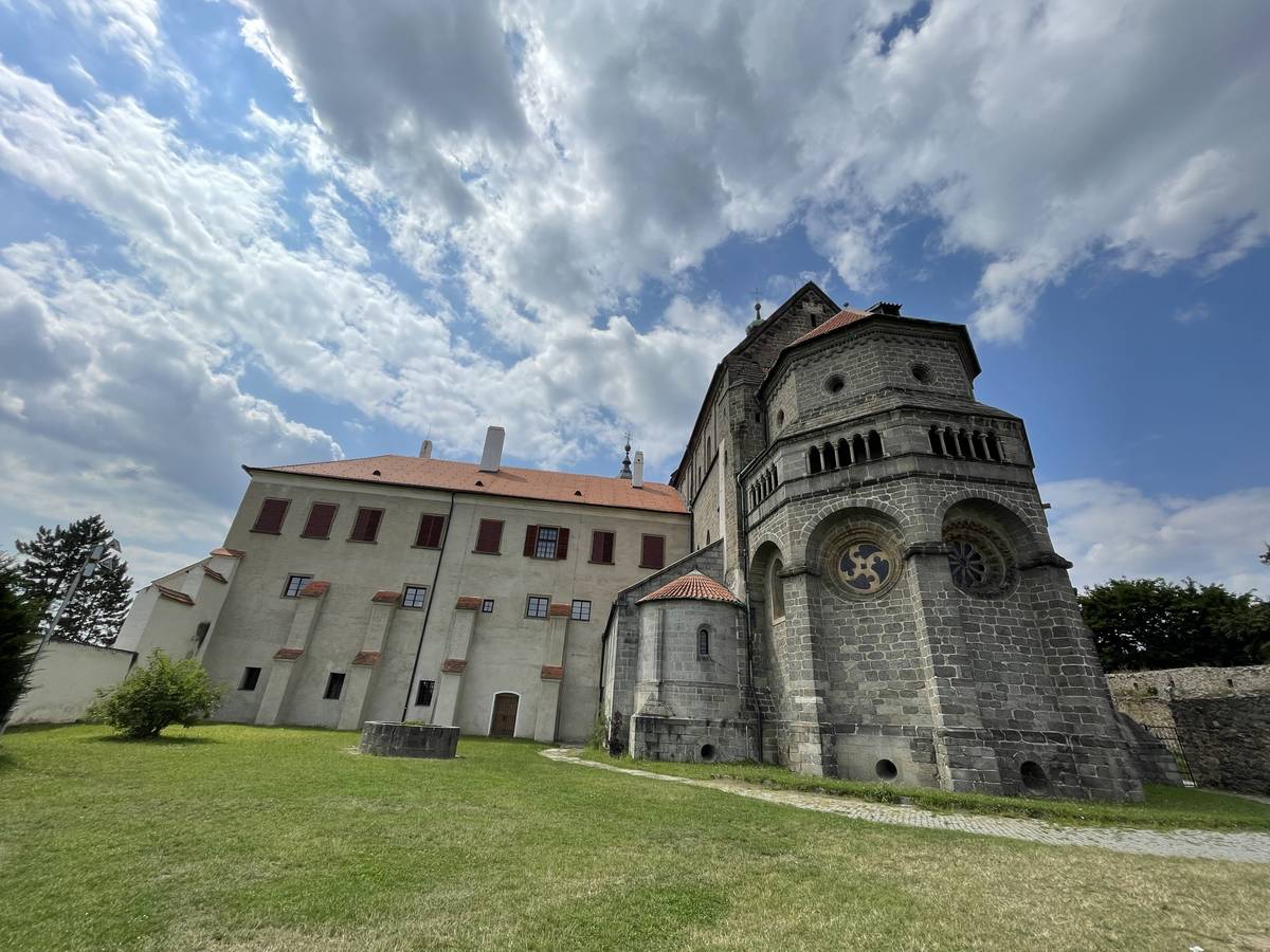 Vysočina má tři památky UNESCO a teď je propojuje do jedné zážitkové trasy. Nový turistický produkt Vysočina UNESCO Triangl zve návštěvníky i obyvatele kraje k objevování Telče, Třebíče a Žďáru nad Sázavou. Stačí na mapě spojit tři výjimečná města a vznikne trojúhelník plný historie, krásných výhledů, kultury, dobrého jídla i letní pohody. V Třebíči na vás čeká bazilika sv. Prokopa a jedinečná židovská čtvrť. Telč láká renesančním náměstím, zámkem a atmosférou města obklopeného rybníky. Žďár nad Sázavou nabídne poutní kostel sv. Jana Nepomuckého na Zelené hoře, jedno z nejvýraznějších děl barokní gotiky. Vysočina UNESCO Triangl je tipem na několikadenní výlet i inspirací pro ty, kdo chtějí poznat vlastní kraj trochu jinak. Cestu si můžete naplánovat autem, vlakem, pěšky po městech nebo aktivně na kole. Všechna tři místa propojuje také gravel cyklistický okruh. Součástí projektu je turistická brožura s tipy na památky, ubytování, gastronomii, odpočinek i zajímavosti v okolí. Zdarma bude k dostání v turistických informačních centrech a na dalších navštěvovaných místech. Vysočina UNESCO Triangl připomíná také sklářskou tradici regionu. Ruční výroba skla je od roku 2023 zapsána na Seznamu nehmotného kulturního dědictví UNESCO a na Vysočině ji dodnes připomínají muzea, galerie i živé provozy. Tipy na cestu, inspiraci k návštěvě i PDF verzi brožury najdete na webu www.vysocina-unesco.cz.