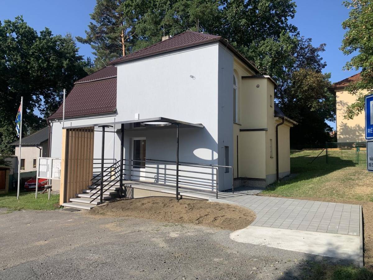 Vstup do budovy obecního úřadu prošel významnou proměnou. Původní schodiště bylo již dlouhodobě ve špatném technickém stavu a navíc zcela chyběl bezbariérový přístup.