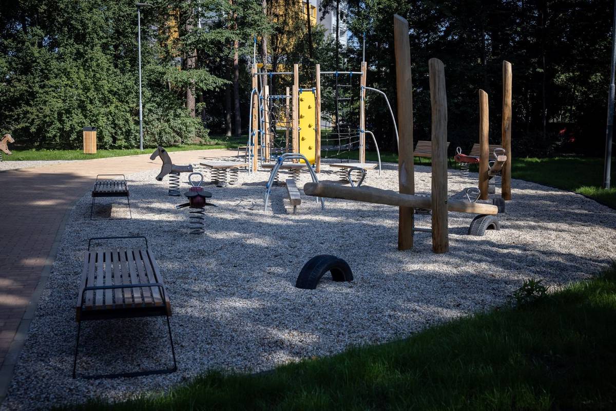 K projektům Cesta vody a park Nad rybníkem, které postupně spojily též nové povalové chodníky, nyní v Bělském lese přibylo zbrusu nové dětské hřiště na ulici Čujkovova. V místě se původně dětské a dopravní hřiště nacházelo, avšak zchátralo, aktuální proměna veřejného prostoru je proto obrovská a nově nabízí plochy ke hře, pohybu a trávení volného času. Ostrava jen do proměny této části města investovala již 70 milionů korun a zvelebení Bělského lesa zatím není u konce. Pokračují totiž práce v území mokřadů pod ulicí K Jezeru. Zpřístupnění této lokality pak nabídne tzv. ostravské levády.   Nově zbudované hřiště nabízí dětem celé spektrum hracích prvků, pro nejmenší je to velká prolézačka, připomínající vláček se skluzavkou, další dětská skluzavka dostala tvar domku ve tvaru ptáčka. Neschází pružinová houpadla ve tvaru zvířat, koně, berana či psa. Pro větší děti jsou určeny balanční a prolézací prvky jako je kruhová věž, kladina s překážkou či vahadlové houpačky. Prvky doplňují plošiny na pružinách, mezi nimiž se dá přeskakovat, i houpací prvky na pružině ve tvaru mouchy. U dětského hřiště je situována plocha s fitness prvky pro dospělé a náctileté k posílení těla. Přibyla i fitness stanice k zahřátí těla i posílení svalstva nohou, rukou, trupu a zad a procvičování dynamické síly.