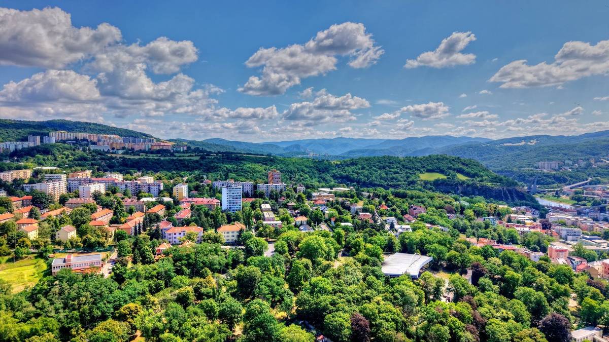 🥾 Zapojte se do soutěže Ústím cestou necestou a objevte známá i méně známá místa v Ústí a okolí   🌼 Soutěž TOP květinové Ústí je v plném proudu, ukažte svůj rozkvetlý balkón, terasu či předzahrádku a vyhrajte některou z úžasných cen.  🎟️ Zvýhodněný balíček vstupenek TicketPack Vám umožní navštívit pět vybraných turistických cílů s více než 40% slevou a zároveň využít další zajímavé bonusy.  🏊♀️ Na odpočinek a relax můžete vyrazit do plaveckého a volnočasového areálu Koupaliště Brná nebo do Plaveckého areálu Klíše. PÁTEK 24. 7.  ✅ Na mimořádnou prázdninovou prohlídku zámeckých komnat s princeznou zve Státní zámek Velké Březno ✅ Veřejný sál Hraničář zve na speciální letní doprovodný program výstavy Bydlet Ústí. Dostupné reality; besedu s urbanistou Pavlem Holubcem a Ditou Hylmarovou, komentovanou prohlídku výstavy a koncert Medarda Zemana, Solid Core a Blue Chesterfield ✅ Nenechte si ujít Ústecké slavnosti v Městských sadech  ✅ 1. kolo Chance Národní ligy odstartuje FK Viagem Ústí nad Labem zápasem s týmem SK Kladno ✅ Knihovna Ústeckého kraje pořádá Jazzový večer s Lee Andrew Davisonem ✅ V rámci akce Léto na střekovské náplavce zahraje v KOLOcafé Matěj Koudelka ✅ Letní kino Zubrnice promítá českou komedii s Vladimírem Polívkou a Evou Podzimkovou Po večerce SOBOTA 25. 7. ✅ Kulturní středisko města Ústí nad Labem zve do letního kina na ranní lekci jógy s Markét a odpolední koncert kapel Už jsme doma & Art by the Crooked  ✅ Bunkr Velké Březno nabízí prohlídky vybaveného opevnění s průvodcem v dobové uniformě ✅ Vypravte se na Státní zámek Velké Březno na mimořádnou kastelánskou prohlídku zámkem, během které se dozvíte také mnoho informací ze zákulisí zámku ✅ Sobotním programem pokračují Ústecké slavnosti  ✅ V rámci doprovodného programu výstavy Bydlet Ústí. Dostupné reality pořádá Veřejný sál Hraničář komentovanou procházku na Severní Terase a site-specific filmovou projekci ✅ Veřejný sál Hraničář zve také na workshop Oprav si sám*sama a na promítání filmů Pillion a Dokonalé dny NEDĚLE 26. 7. ✅ Za pohádkou vyrazte na Státní zámek Velké Březno; Štěpánčino divadélko zahraje pohádku O líné slepici ✅ Také nedělní program Ústeckých slavností bude stát za to  ✅ Veřejný sál Hraničář promítá dva filmy: Hurvínkova cesta do Tramtárie a Odyssea ✅ Na nedělní pohádku zve také Kulturní středisko města Ústí nad Labem do letního kina; Divadlo paní Ptákové představí pohádku Můj život s hudbou