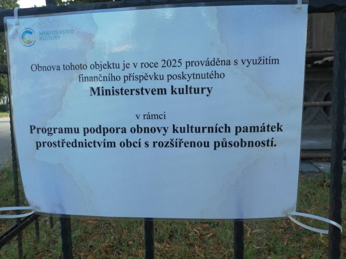 Ve druhé etapě pokračuje obnova sousoší sv.  Jana Nepomuckého ve Chvalkovicích na Hané. Spodní část sousoší byla rekonstruována v loňském roce. Práce provádí akademický sochař pan Douša. Obnova bude probíhat do podzimu t.r. Na obnovu město Ivanovice na Hané obdrželo příspěvek od Ministerstva kultury