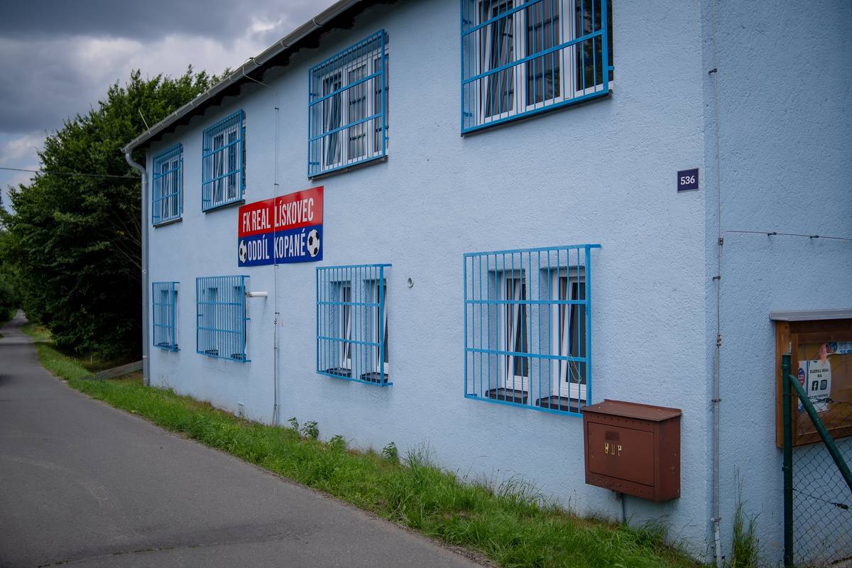 Zázemí fotbalového hřiště v Lískovci prošlo obnovou. Město dokončilo opravu centrální budovy dle požadavků klubu. V plánu jsou další úpravy, například vylepšení zázemí pro nejmenší fotbalisty. KOMFORT NA FOTBALE V LÍSKOVCI. MĚSTO OBNOVILO ZÁZEMÍ HŘIŠTĚ | Frýdek-Místek