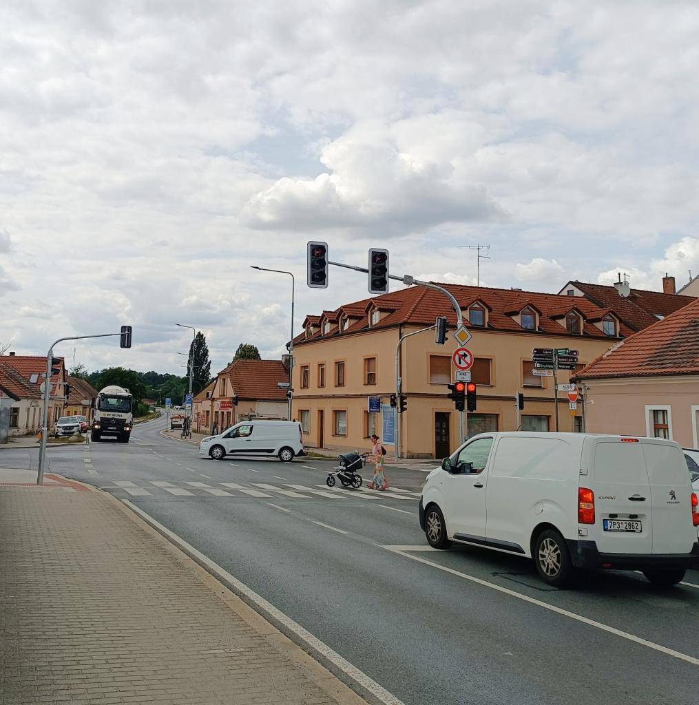V úterý 21. července v poledne byly uvedeny do provozu nové semafory na dvou křižovatkách třídy 1. máje – s ulicemi Lipová a Sokolovská.