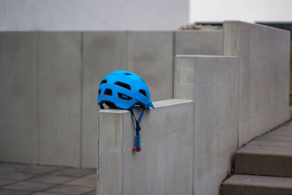 Město Frýdek-Místek se nově zapojilo do preventivního projektu Na kole jen s přilbou, který je zaměřen na zvyšování bezpečnosti cyklistů v silničním provozu. Projekt upozorňuje na význam používání cyklistické přilby a připomíná základní pravidla bezpečné jízdy na kole. PREVENTIVNÍ AKCE CÍLÍ NA ŠKOLÁKY I NA DOSPĚLÉ CYKLISTY | Frýdek-Místek