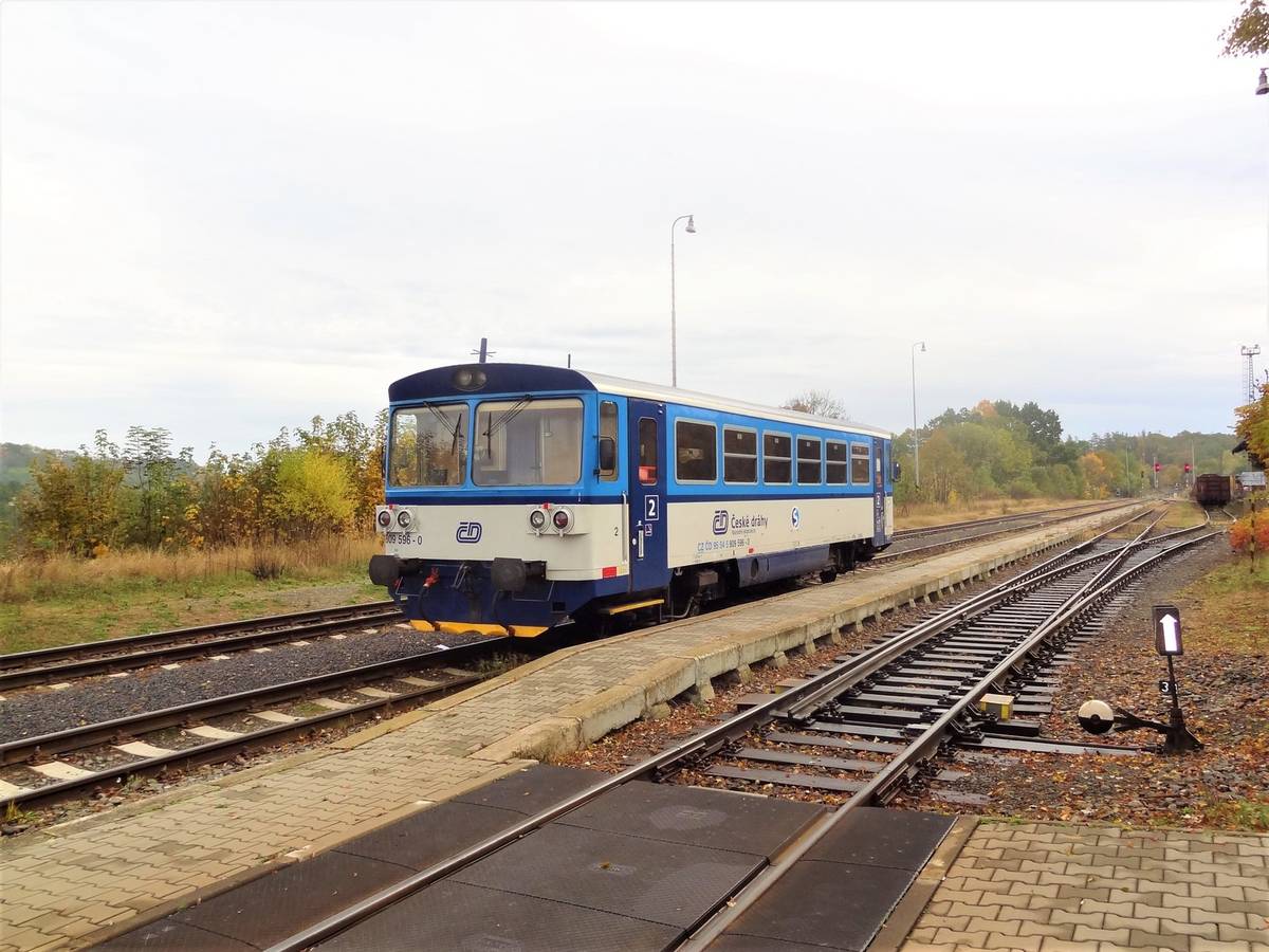 Sdělujeme občanům, že Správa železnic, s.o. vyhlásila na trati č.318 Jeseník - Mikulovice ( - Krnov) výluku traťové koleje v úseku Jindřichov ve Slezsku - Jeseník od 2. srpna 2026, 19:35 hod. do 12. prosince 2026, 23:59 hod.Dopravce České dráhy, a.s.