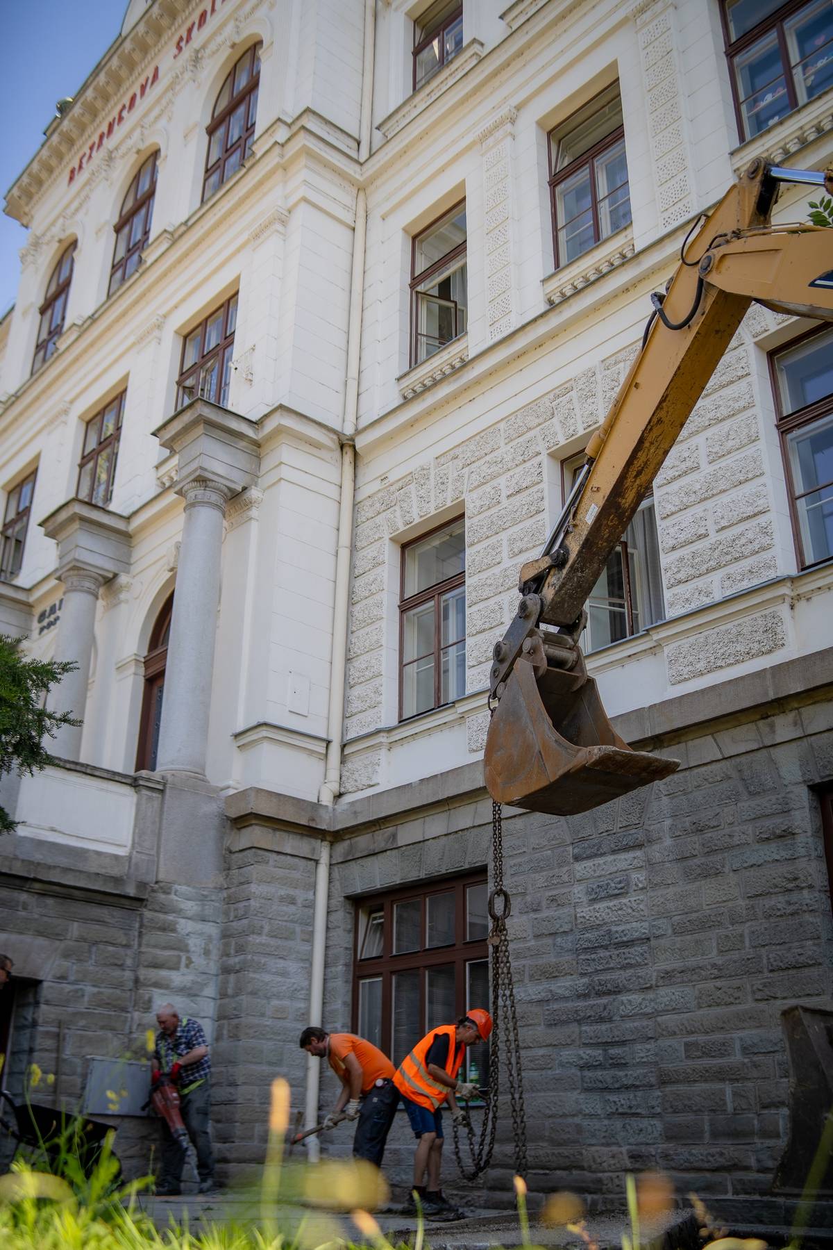 Žáci si užívají prázdnin, na školách však v letních měsících ruch neutichl. Školy a školky se pustily do oprav, které by v běžném roce komplikovaly výuku.   ŠKOLY VE FRÝDKU-MÍSTKU SE BĚHEM PRÁZDNIN PUSTILY DO OPRAV | Frýdek-Místek