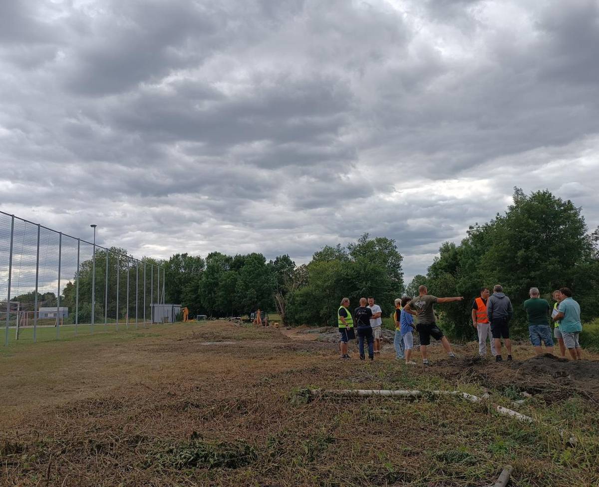 Výstavba pumptracku za tréninkovým fotbalovým hřištěm byla zahájena. Ve středu 22. července proběhl první kontrolní den stavby, která rozšíří sportovní areál o speciální cyklistický okruh i osvětlenou asfaltovou stezku.