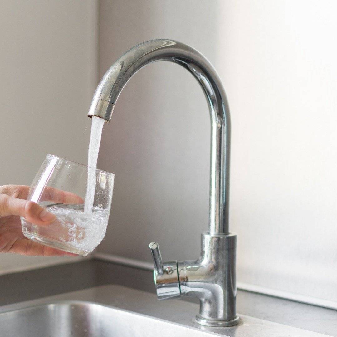 🚰Stredoslovenská vodárenská prevádzková spoločnosť, a. s. oznamuje, že z dôvodu opravy poruchy na verejnom vodovode bude dnes 24.07.2026 prerušená dodávka pitnej vody na ulici Sitnianskeho, Ľ.Podjavorinskej, Nábrežie A. Kmeťa, Vajanského, Východná, Kukučínova.  🕐Voda bude odstavená od 9.00h do odstránenia poruchy. Náhradné zásobovanie je zabezpečené cisternou.