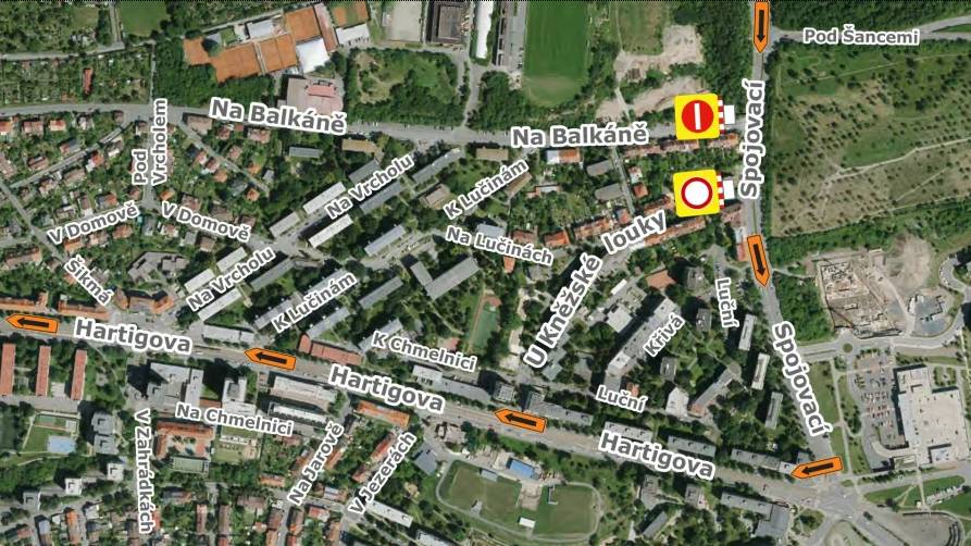 Vážení sousedé, od 20. července 2026 platí dočasná dopravní omezení v okolí ulic U Kněžské louky a Na Balkáně. Důvodem jsou stavební práce na mostním objektu a komunikaci Pod Krejcárkem. Co se mění?  U Kněžské louky (úsek Luční – Spojovací) je zcela uzavřena. Na Balkáně (od křižovatky se Spojovací směrem k ulici Nad Lukami) je zaveden jednosměrný provoz.  Tato opatření navazují na omezení na komunikaci Pod Krejcárkem, kde je v úseku Ohrada – Pod Plynojemem umožněn průjezd pouze ve směru od Ohrady do Vysočan a Libně. Ve směru z Vysočan je doprava, včetně autobusových linek 136, 913 a 914, vedena po objízdné trase přes Spojovací a Hartigovu. Proč jsou tato opatření nutná? Jejich cílem je zabránit tomu, aby tranzitní doprava objížděla uzavírku přes místní ulice U Kněžské louky a Na Balkáně, což by výrazně zatížilo okolní rezidenční zástavbu. Řidiči by proto měli využívat oficiálně vyznačenou objízdnou trasu. Předpokládané ukončení dopravních omezení je nejpozději 29. srpna 2026. Děkujeme za trpělivost a ohleduplnost. Vaše Praha 3