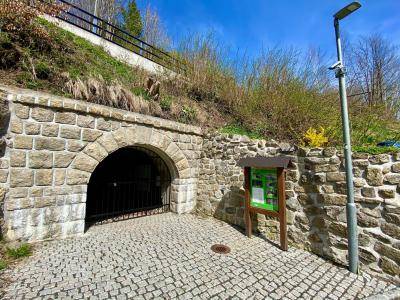 Mimořádné letní prohlídky protileteckého krytu – podzemní památky 2. světové války. Protiletecký kryt v Tanvaldu byl vybudován v roce 1944 jako reakce na rostoucí hrozbu leteckých náletů na konci druhé světové války.