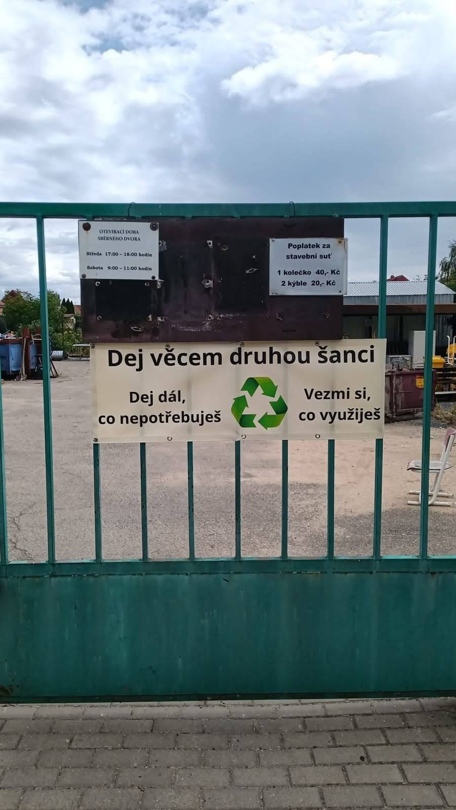 V loňském roce jsme pořídili tři lodní kontejnery, které jsou umístěny ve sběrném dvoře. Během rekonstrukce školy sloužily jako zázemí pro uskladnění školního vybavení. Po uvolnění byly plánované na re-use centrum. Školu máme zrekonstruovanou, kontejnery jsou připraveny na nové využití. Re-use centrum = Dejte věcem druhou šanci. Cílem je dát funkčním a zachovalým věcem druhou šanci. Nemusí končit v odpadu, mohou udělat radost někomu dalšímu. Přinést můžete to, co již sami nevyužijete, ale někomu jinému ještě dobře poslouží. Stejně tak si můžete odnést to, co se bude hodit vám. Věci musí být čisté, funkční a nepoškozené. Věříme, že společně podpoříme šetrnější přístup k životnímu prostředí a omezíme množství odpadu. Otevírací doba stejná jako má sběrný dvůr.
