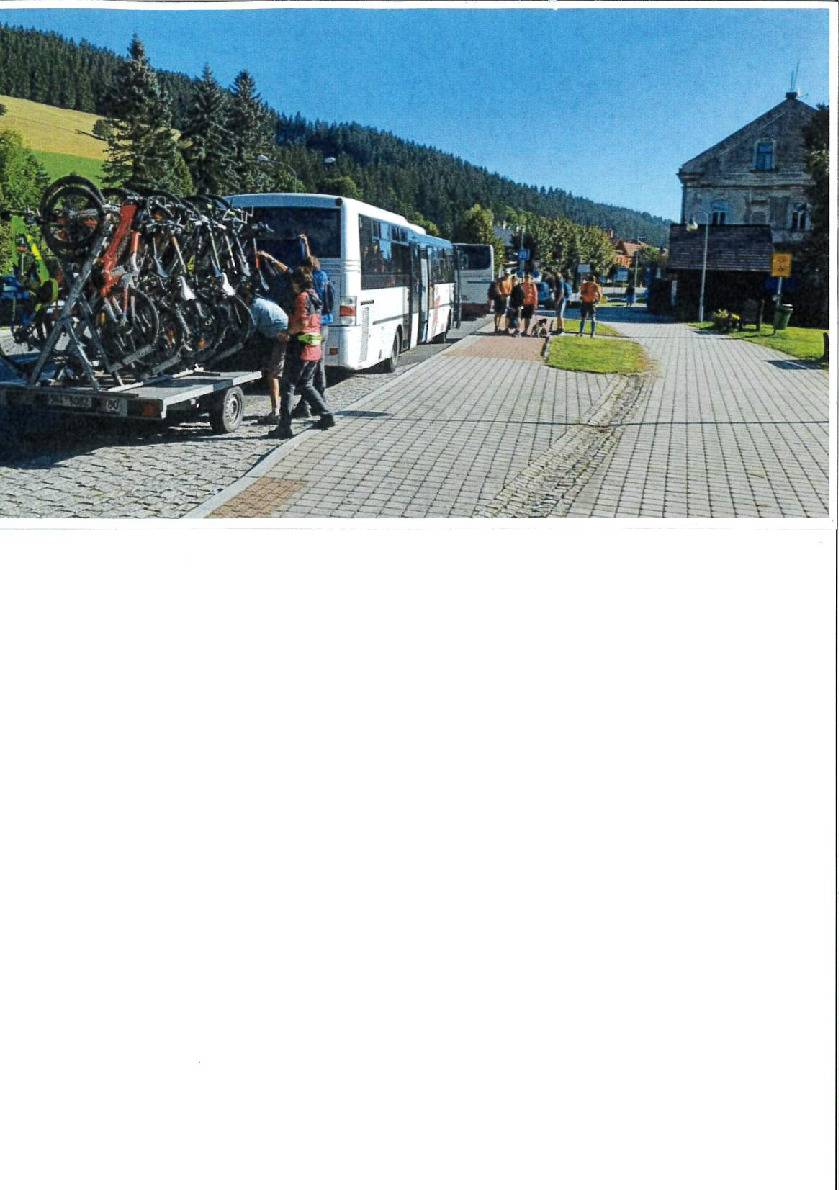 Cyklobusy jezdí o prázdninách denně   Cyklobusy jsou na Valašsku vítanou a čím dál oblíbenější službou. O prázdninách, během hlavní turistické sezóny, jezdí každý den a cykloturisté se díky nim mohou přiblížit na vybraná místa nejen k cyklostezce Bečva, ale také k nové cyklostezce Bevlava. Letošní novinkou je rozšíření výstupních míst o dva atraktivní, výše položené cíle - horu Soláň a přehradu v Horní Bečvě.   https://www.visit-valassko.cz/vyrazte-cyklobusem-na-valassko:-s-kolem-do-hor-bez-namahy