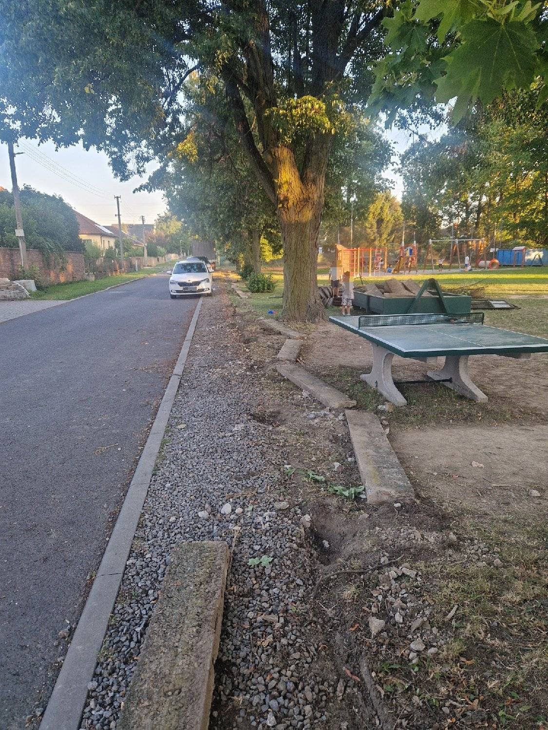 V pondělí byla zahájena demolice starého plotu u místní sokolovny a v nejbližších dnech bude probíhat výstavba nového (předpokládaný termín dokončení pátek 07.08.2026). Prosíme všechny občany o zvýšenou opatrnost. Především apalujeme na rodiče. Poučte své děti a dohlédněte na ně, aby nechodily do prostoru staveniště a nelezly po složeném materiálu nebo sutinách. Jde o bezpečnost nás všech. Děkujeme za pochopení i spolupráci a přejeme hezký den ☀️