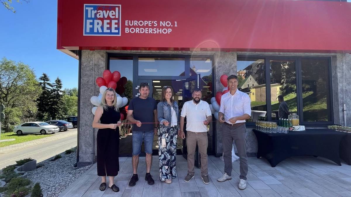 Dnes 10.7.2026 byl slavnostně otevřen nový Travel FREE Shop v Loučné pod Klínovcem     Obchod nabízí široký sortiment výrobků a je otevřen každý den od 8:00 hodin do 20:00 hodin.     Nachází se na adrese Loučná 198 - hned u hraničního přechodu.