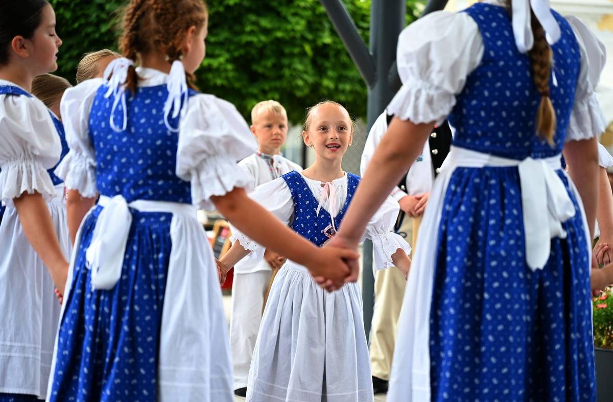 Námestie v Trenčianskych Tepliciach sa aj tento rok stalo dejiskom obľúbeného podujatia Morava krásna zem, ktoré návštevníkom prinieslo bohatý program plný folklóru, hudby a tradícií. Moravská hudobná tour opäť potvrdila, že spája ľudí prostredníctvom kultúry, dobrej hudby a priateľskej atmosféry. Na pódiu sa počas dňa predstavili DFS a FS Dúbravček, Karel Hegner a Cimbalová muzika Aleša Smutného, zabávač a spevák Franta Uher, folková skupina Drienky, Mužáci Moravia, chorvátski Čunovski Bećari i dychová hudba Kolárovičanka. Pestrý program ponúkol návštevníkom množstvo hudobných zážitkov a predstavil bohatstvo folklórnych tradícií Slovenska, Moravy i Chorvátska. Hoci sa počasie počas podujatia miestami pokazilo, návštevníkov to neodradilo. Mnohí si program užívali aj pod dáždnikmi a svojou prítomnosťou ukázali, že sa vedia zabávať aj v nepriaznivom počasí. Neoddeliteľnou súčasťou podujatia bola aj ochutnávka moravských vín z vinárstva Volařík z Mikulova, ktoré si mohli návštevníci vychutnávať počas celého dňa. Podujatie sa uskutočnilo na sviatok svätých Cyrila a Metoda, preto sa v slávnostných príhovoroch pripomenul ich významný odkaz pre slovenský i český národ. Primátorka mesta Trenčianske Teplice vo svojom vystúpení zdôraznila ich prínos pre rozvoj vzdelanosti, kultúry a slovanskej identity. „Dnes si pripomíname aj odkaz svätých Cyrila a Metoda, vierozvestcov, ktorí priniesli našim predkom nielen kresťanskú vieru, ale aj písmo, vzdelanosť a pevné základy slovanskej kultúrnej identity. Ich posolstvo porozumenia, vzdelanosti a vzájomného rešpektu je živé aj dnes a zostáva inšpiráciou pre všetkých, ktorí sa usilujú budovať spoločnosť založenú na spolupráci, úcte a zachovávaní kultúrneho dedičstva,“ uviedla vo svojom príhovore primátorka. Predseda združenia Morava krásna zem Ján Chúpek ocenil dlhoročnú spoluprácu s mestom Trenčianske Teplice, vďaka ktorej sa podujatie úspešne organizuje už niekoľko rokov. „Sme vďační vedeniu mesta za výbornú spoluprácu. Trenčianske Teplice sú krásnym miestom, kde môžeme spoločne pripomínať našu kultúru, históriu a upevňovať priateľské vzťahy medzi regiónmi,“ povedal predseda združenia.