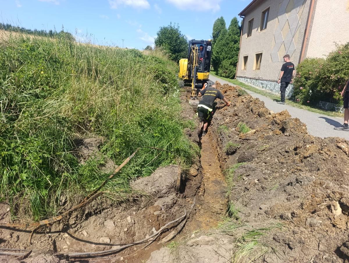 Dovolujeme si Vás informovat, že na obecní komunikaci od hlavní silnice ke kapličce jsou prováděny výkopové práce související s realizací nové přípojky elektriky. Místo je s opatrností průjezdné.