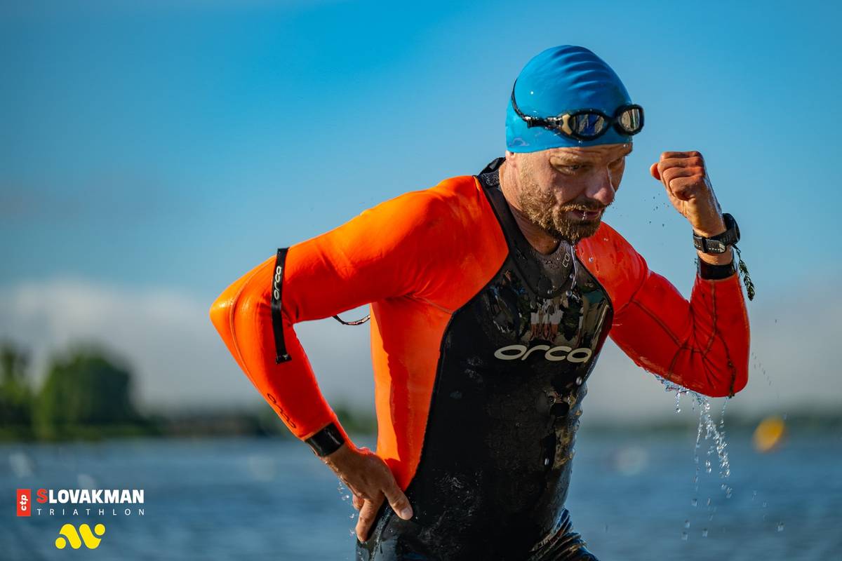 🏆Cez víkend sa v Piešťanoch uskutoční hlavný pretek Majstrovstiev Slovenskej republiky v polovičnom triatlone SLOVAKMAN TRIATHLON 2026.  🚫Preto bude v sobotu 1. augusta 2026 v čase od 7:00 h do 17:00 h úplne uzavretá cesta I/61 v úseku Piešťany – Červeník. Trasa bude nepriechodná pre verejnú aj individuálnu dopravu, pričom vozidlám zložiek integrovaného záchranného systému a autobusovej doprave bude umožnený prejazd v uzavretom úseku.   ✅Obyvatelia obcí Drahovce a Madunice budú mať v určených miestach zabezpečený priečny prejazd cez vozovku na pokyn usporiadateľov. Obchádzkové trasy budú viesť od Trnavy cez Veľké Kostoľany alebo cez obce Červeník, Leopoldov a Hlohovec.  👮Premávka bude regulovaná príslušníkmi štátnej polície a usporiadateľmi.   💛Organizátori ďakujú všetkým obyvateľom dotknutých oblastí za ich trpezlivosť, pochopenie a ústretovosť pri zabezpečovaní hladkého priebehu tohto významného športového podujatia.   📷Fotografia: slovakman.sk