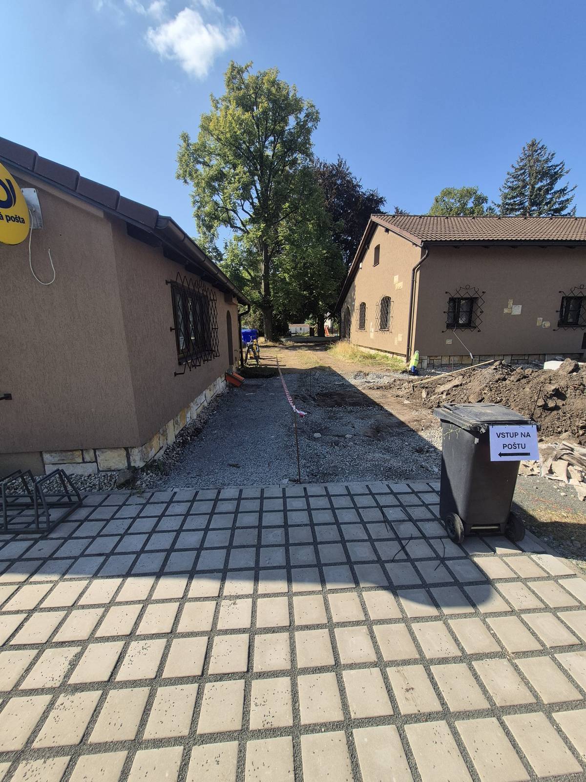 Vážení občané, v případě návštěvy pošty využijte prosím vstup přes parkoviště. Přístupová cesta je označena. Pokud se chystáte na Obecní úřad Semice, využijte prosím zadní vstup přes terasu. Přístupová cesta je rovněž označena. Zároveň vás žádáme o zvýšenou opatrnost při pohybu v okolí budovy z důvodu probíhajících stavebních prací a o respektování vymezených tras. Děkujeme za pochopení. Obecní úřad Semice