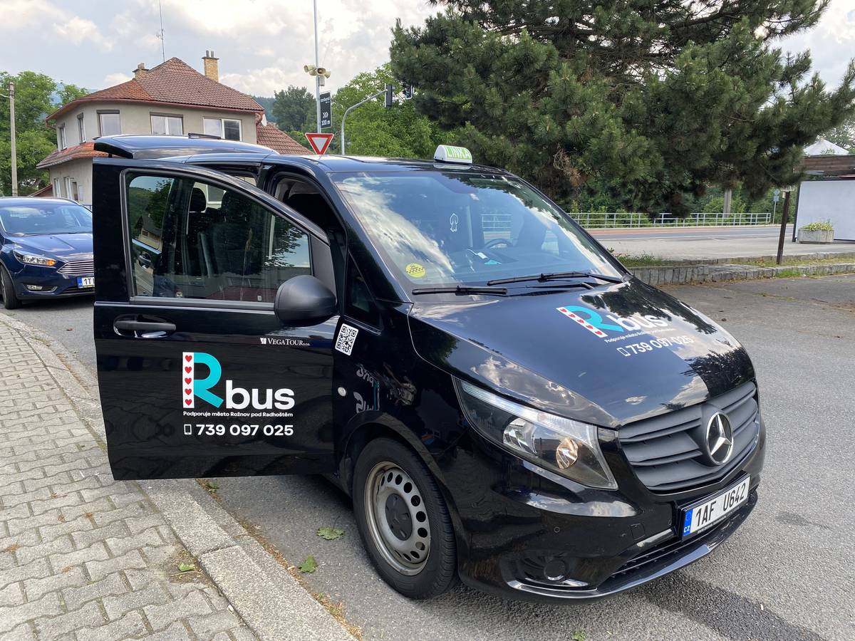 Využíváte Rbus? Chybí vám zastávka blíž domovu, práci nebo místům, kam často jezdíte? Teď máte možnost to změnit. 📩 Do 7. srpna 2026 nám můžete zasílat své návrhy na: ✔️ zřízení nové virtuální zastávky, ✔️ úpravu stávajících zastávek v Rožnově pod Radhoštěm i na Dolní Bečvě. Své podněty posílejte na e-mail eva.pernicka@roznov.cz. Od spuštění služby 1. července si Rbus získává stále více příznivců – uskutečnilo se už téměř 700 jízd a vozidla najela více než 3 300 kilometrů. Vaše zkušenosti nám pomohou síť zastávek ještě lépe přizpůsobit tomu, jak a kam skutečně cestujete. 💬 Každý návrh pečlivě prověříme a posoudíme, zda je možné zastávku v daném místě bezpečně zřídit. Děkujeme za vaše podněty a za to, že společně s námi pomáháte zlepšovat veřejnou dopravu v Rožnově pod Radhoštěm a na Dolní Bečvě 💙   Více na Navrhněte novou zastávku Rbusu. Rožnov sbírá podněty do 7. srpna - Město Rožnov pod Radhoštěm