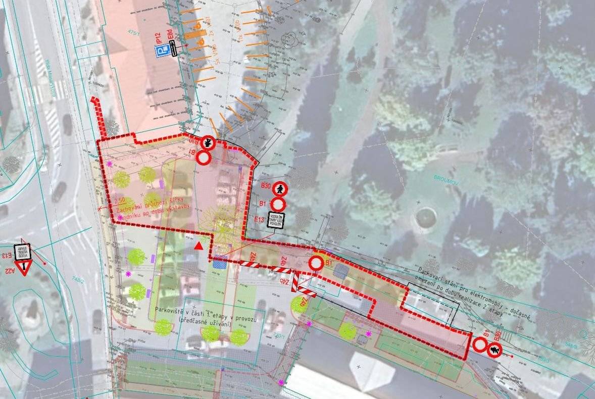 Vážení občané, v úterý 28.07.2026 budou zahájeny práce na revitalizaci další části prostoru parkoviště vedle MěÚ v Broumově, které je nyní přístupné veřejnosti k parkování. Příjezd ke klášterní zahradě i k dobíjecím stanicím pro elektromobily bude zachován, zároveň bude pro veřejnost přístupné i parkoviště ve dvoře bývalého měšťanského pivovaru. Odbor investic a rozvoje Město Broumov